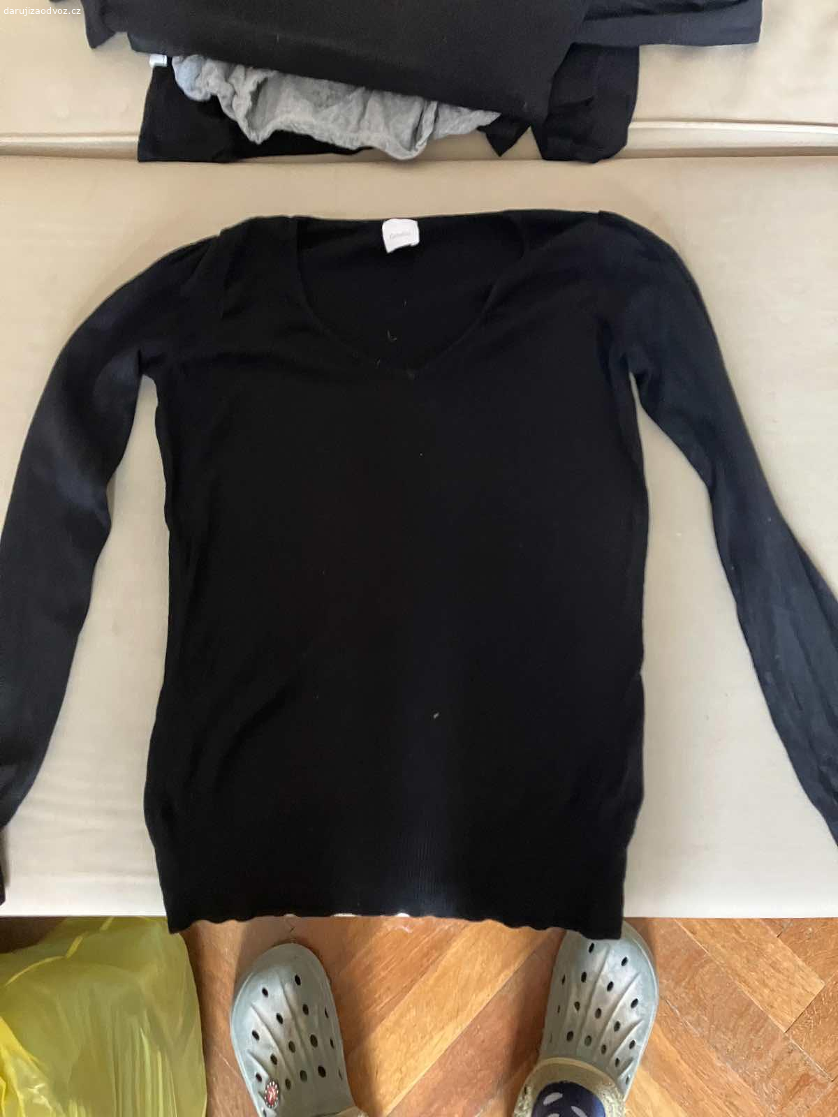 Dámské oblečení velikost M, některé S. Daruji dámské oblečení ve velikosti M, pár kusů je S. Oblečení je v dobrém stavu, vhodné na donošení. Různé kousky trička, mikiny, sukně, šaty

Zdarma, ideálně jako celek