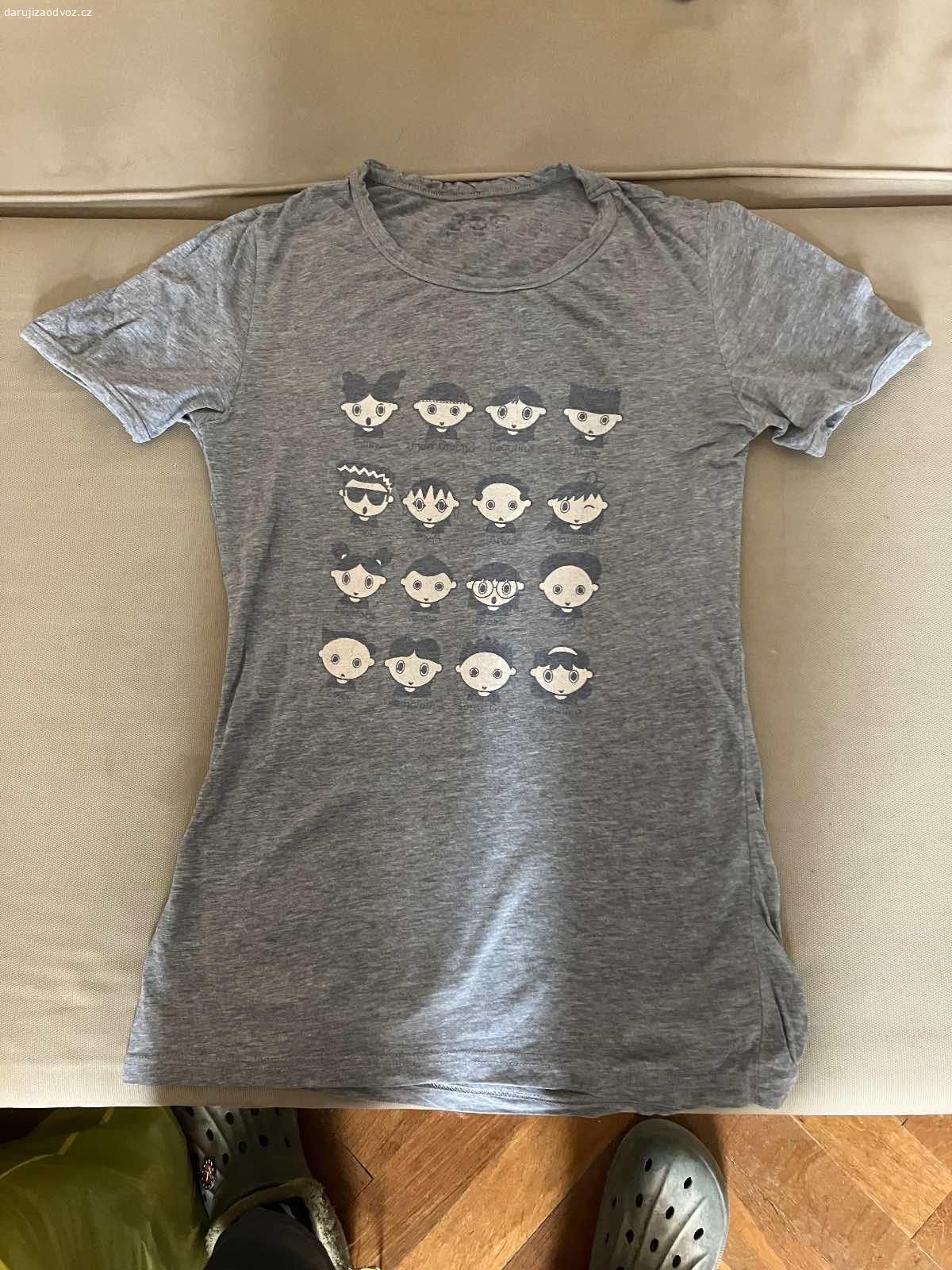 Dámské oblečení, velikost M, některé S. Daruji dámské oblečení ve velikosti M, pár kusů je S. Oblečení je v dobrém stavu, vhodné na donošení. Různé kousky trička, mikiny, sukně, šaty

Zdarma, ideálně jako celek