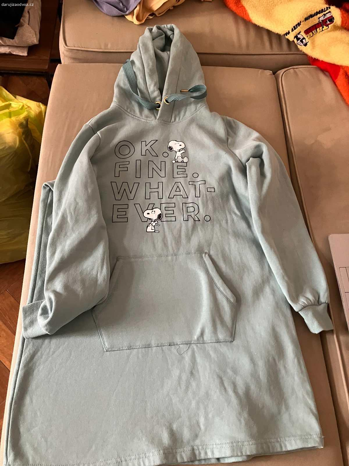 Dámské oblečení, velikost M, některé S. Daruji dámské oblečení ve velikosti M, pár kusů je S. Oblečení je v dobrém stavu, vhodné na donošení. Různé kousky trička, mikiny, sukně, šaty

Zdarma, ideálně jako celek