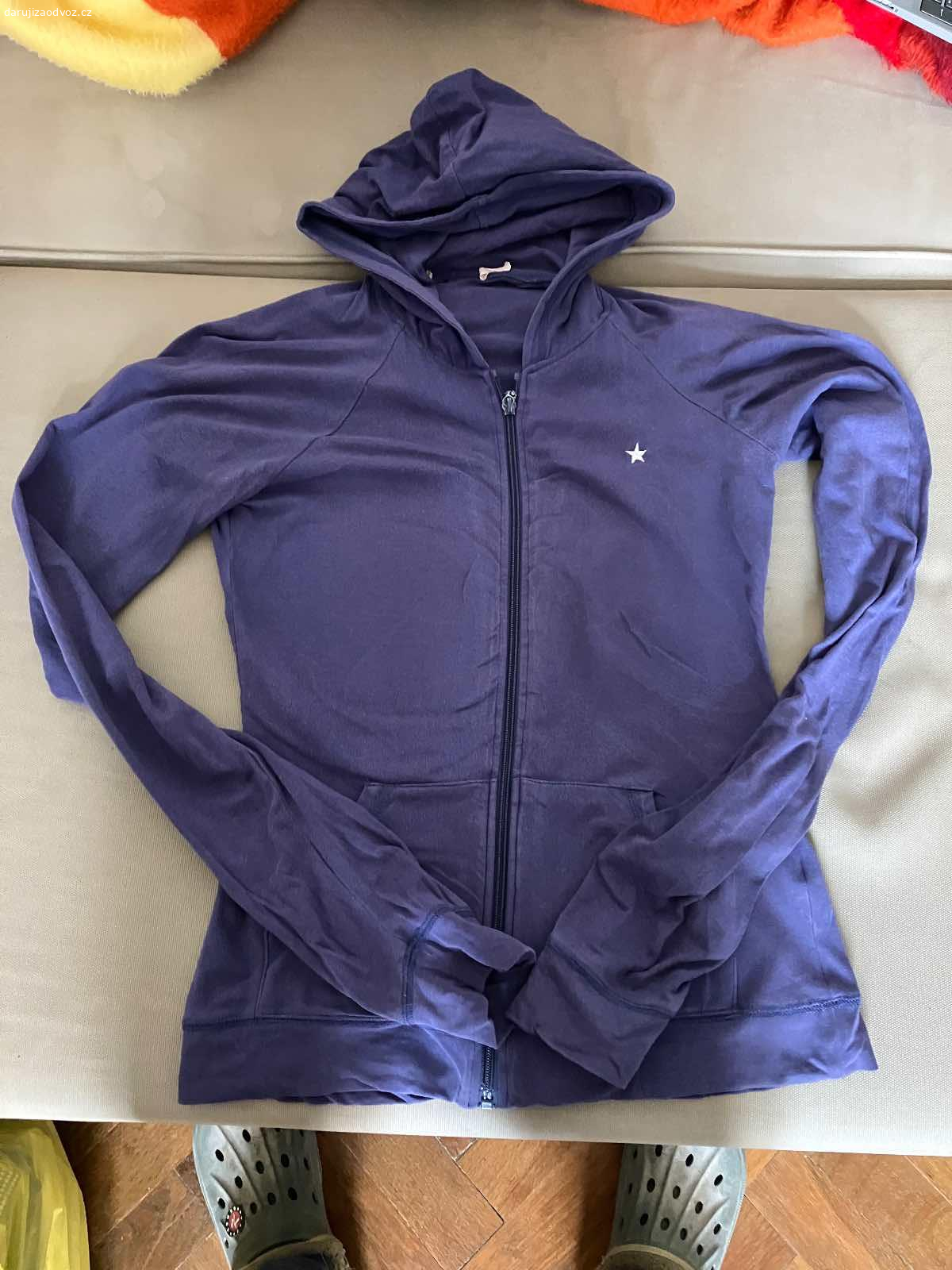 Dámské oblečení velikost M, S. Daruji dámské oblečení ve velikosti M, pár kusů je S. Oblečení je v dobrém stavu, vhodné na donošení. Různé kousky trička, mikiny, sukně, šaty

Zdarma, ideálně jako celek