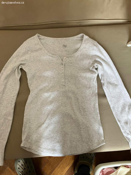 Dámské oblečení většina velikosti M, některé S