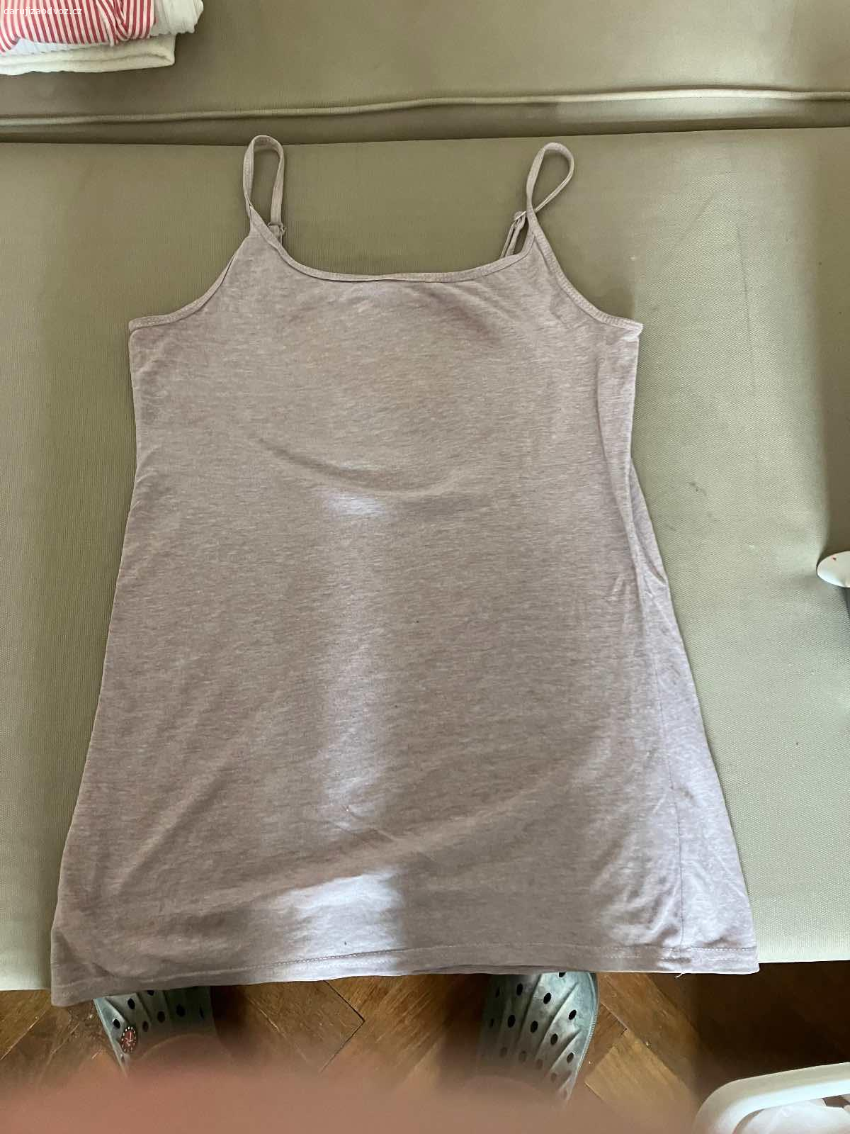 Dámské oblečení většina velikosti M, některé S. Daruji dámské oblečení ve velikosti M, pár kusů je S. Oblečení je v dobrém stavu, vhodné na donošení. Různé kousky trička, mikiny, sukně, šaty

Zdarma, ideálně jako celek