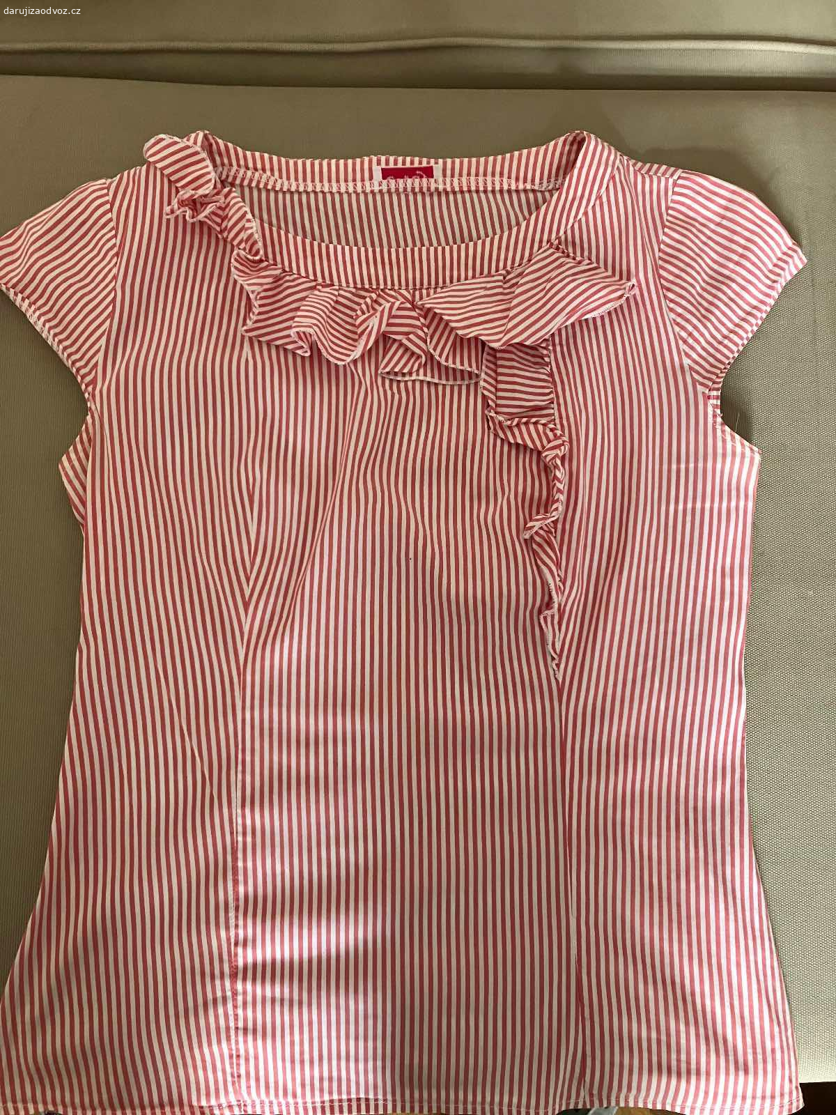 Dámské oblečení většina velikosti M, některé S. Daruji dámské oblečení ve velikosti M, pár kusů je S. Oblečení je v dobrém stavu, vhodné na donošení. Různé kousky trička, mikiny, sukně, šaty

Zdarma, ideálně jako celek