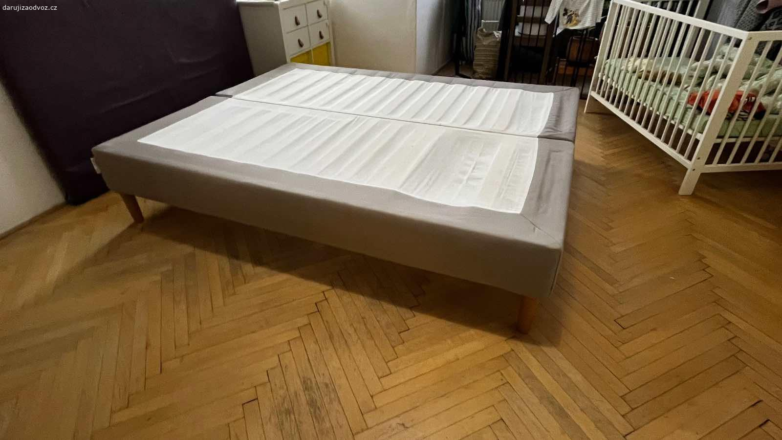 Darujem posteľ IKEA 160x200. Darujem posteľ IKEA ESPEVÄR 160x200 cm (dá sa použiť aj ako dve jedno-lôžka šírky 80 cm) s poťahom, dubovými nožičkami BRYNILEN a dreveným roštom (niektoré latky boli vymenené, jedna je zlomená - dá sa jednoducho vymeniť). Kupované v roku 2016.

Potrebujem to odviesť čím skôr - darujem tomu, kto si pre to vie prísť najrýchlejšie. Mám to pri Žižkovskej veži.

Prosím, pošlite rovno termín, kedy by ste si to vedeli odviesť a telefónne číslo. Ja sa vám ozvem naspäť.