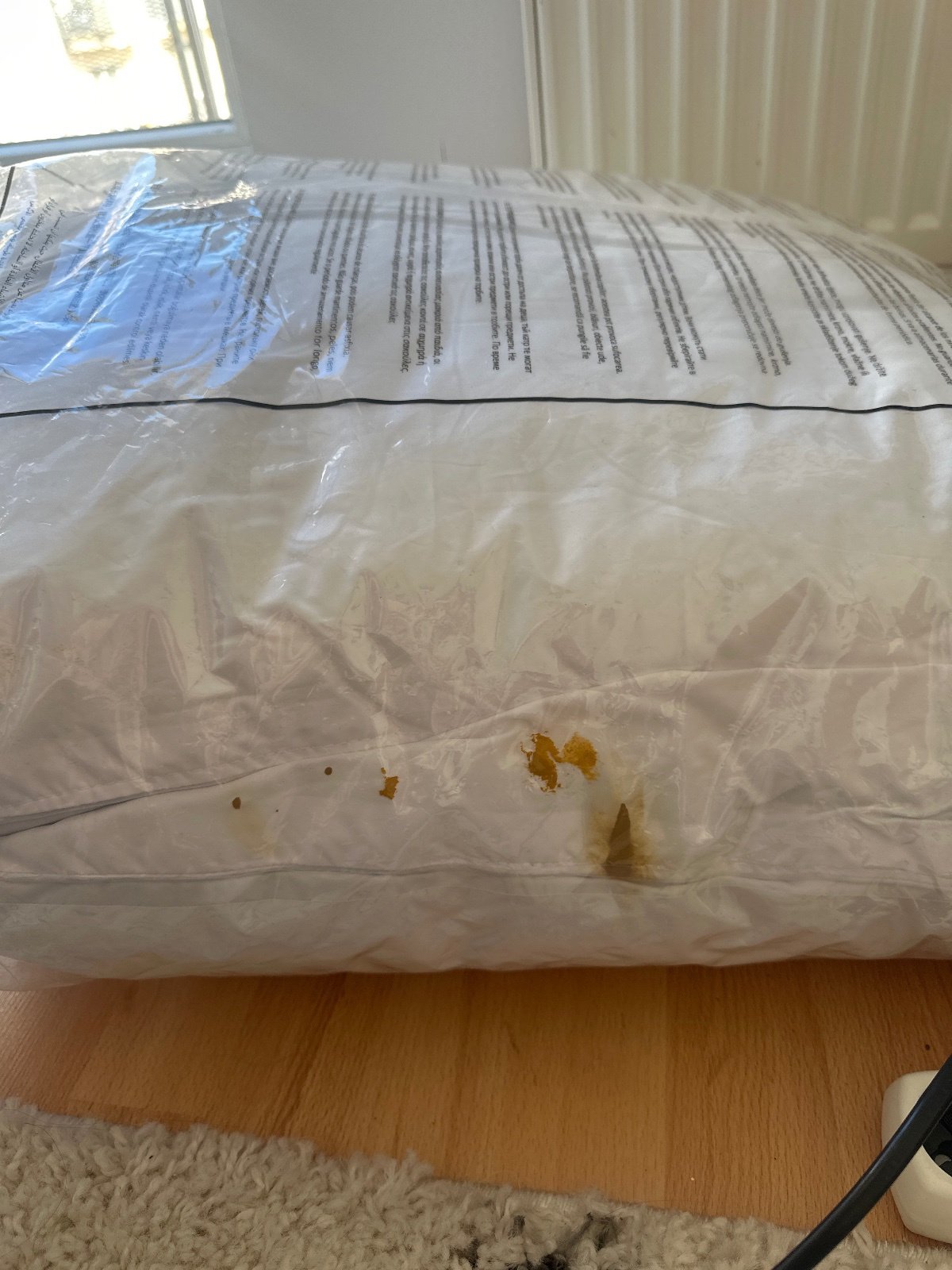 Darujem za odvoz. Perinu ikea , vankuse (zaspinene od barvy,mozno pojde vyprat) , male vankusiky 

Odber dnes Praha Hostivar