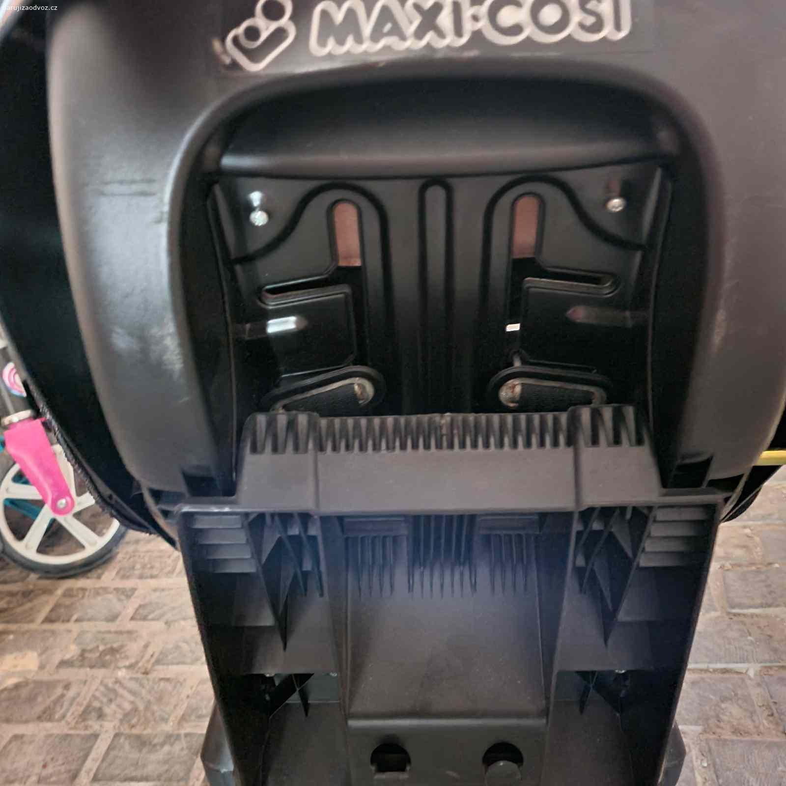 Darujeme dětskou autosedačku Maxi Cosi. Autosedačka Maxi Cosi, používaná, ale bez zásadních nedostatků, určena pro 9 - 18 kg. Isofix, bezpečnostní noha pro ukotvení, tříbodový bezpečnostní pás.