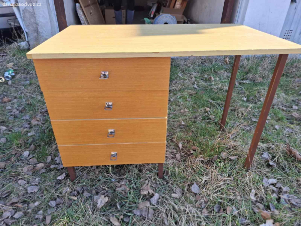 Darujeme dětský psací stůl