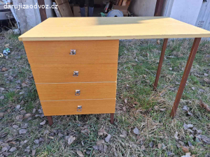 Darujeme dětský psací stůl