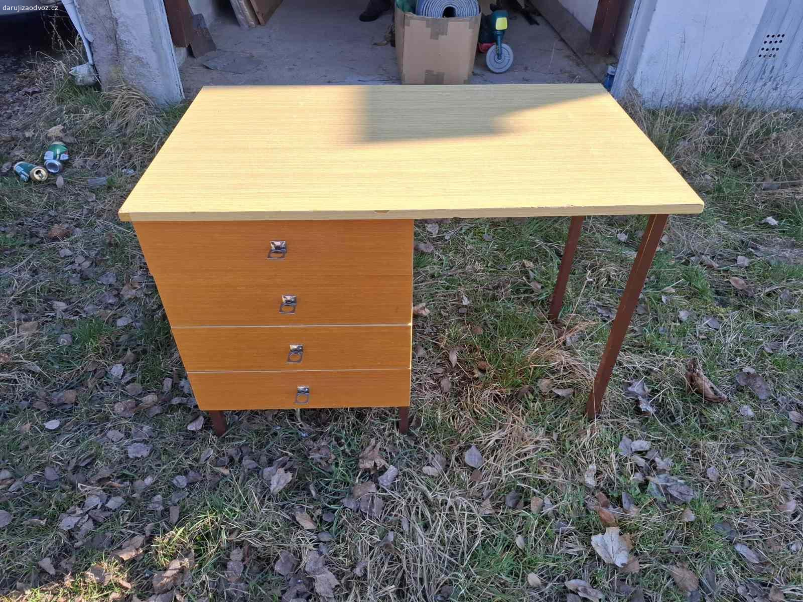 Darujeme dětský psací stůl. rozměr 100x60cm
po Hradci Králové i odvezu zdarma