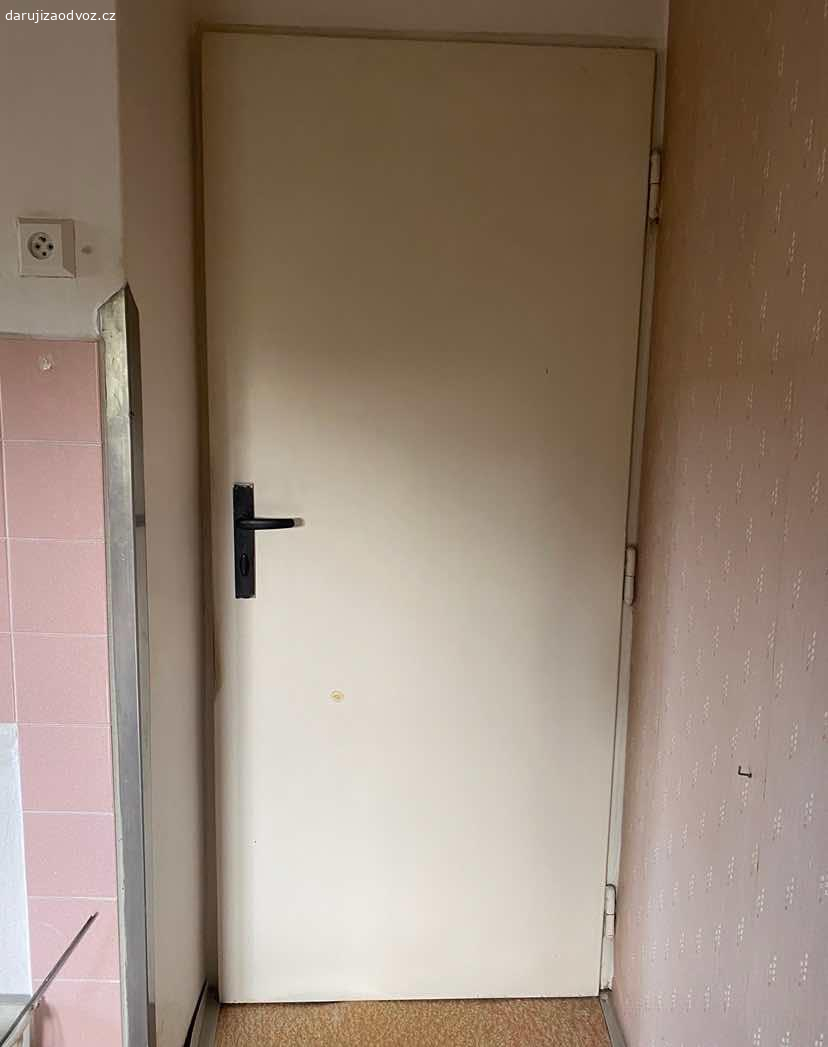 Darujeme dvoje staré dveře v dobrém stavu. Darujeme dvoje staré dveře v dobrém stavu bez poškození. 
Rozměry 
Levé 198x84
Pravé 198x64

Předání Praha 6