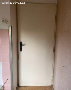 Darujeme dvoje staré dveře v dobrém stavu