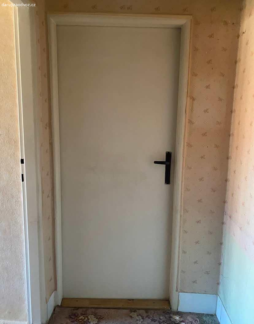 Darujeme dvoje staré dveře v dobrém stavu. Darujeme dvoje staré dveře v dobrém stavu bez poškození. 
Rozměry 
Levé 198x84
Pravé 198x64

Předání Praha 6