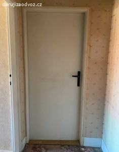 Darujeme dvoje staré dveře v dobrém stavu