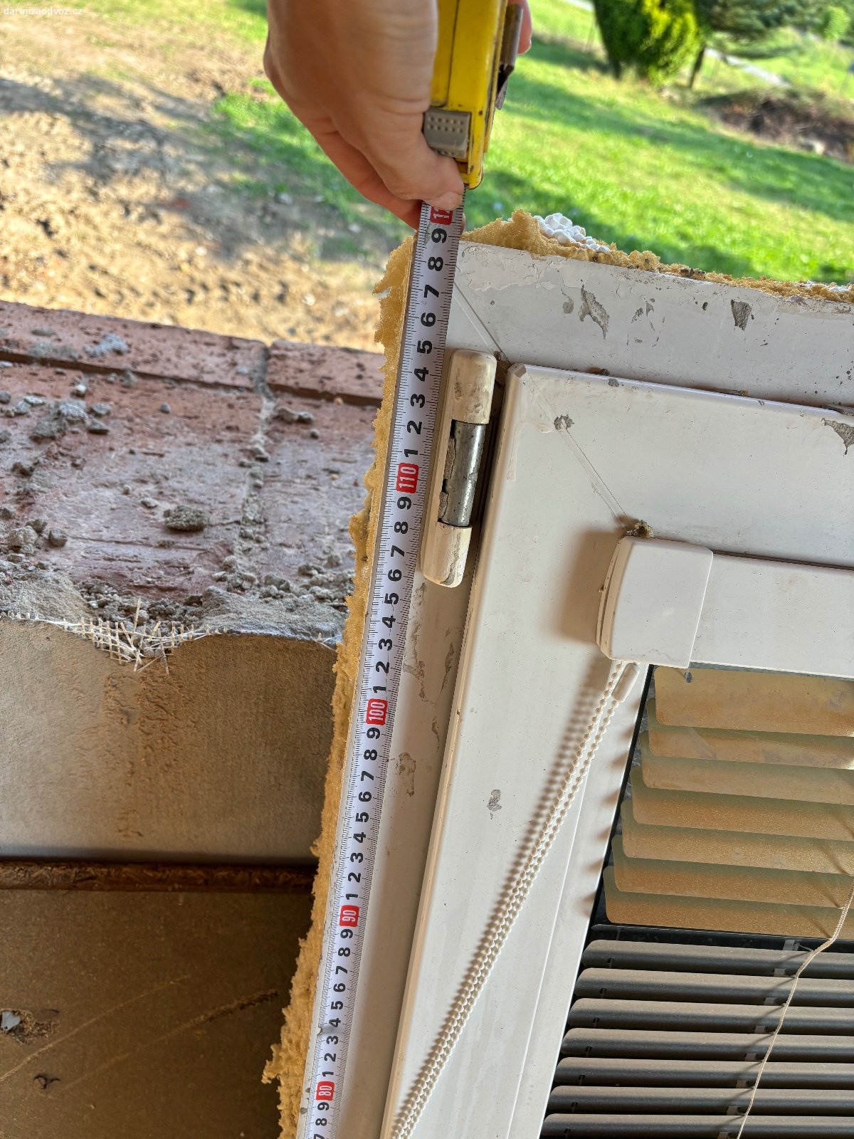 Darujeme kvalitni okna ze stavby. Darujeme za odvoz tři kvalitni plastova okna s trojskly, orientacni rozmery: šířka cca 160 cm u všech, výška 1 m u dvou a u jednoho 2 m. Jedná se o balkonove dvojokno. Je velmi těžké a je potřeba nejlépe 3 lidí pro naložení. Okna jsou k vyzvednutí na stavbě v Komorní Lhotce.