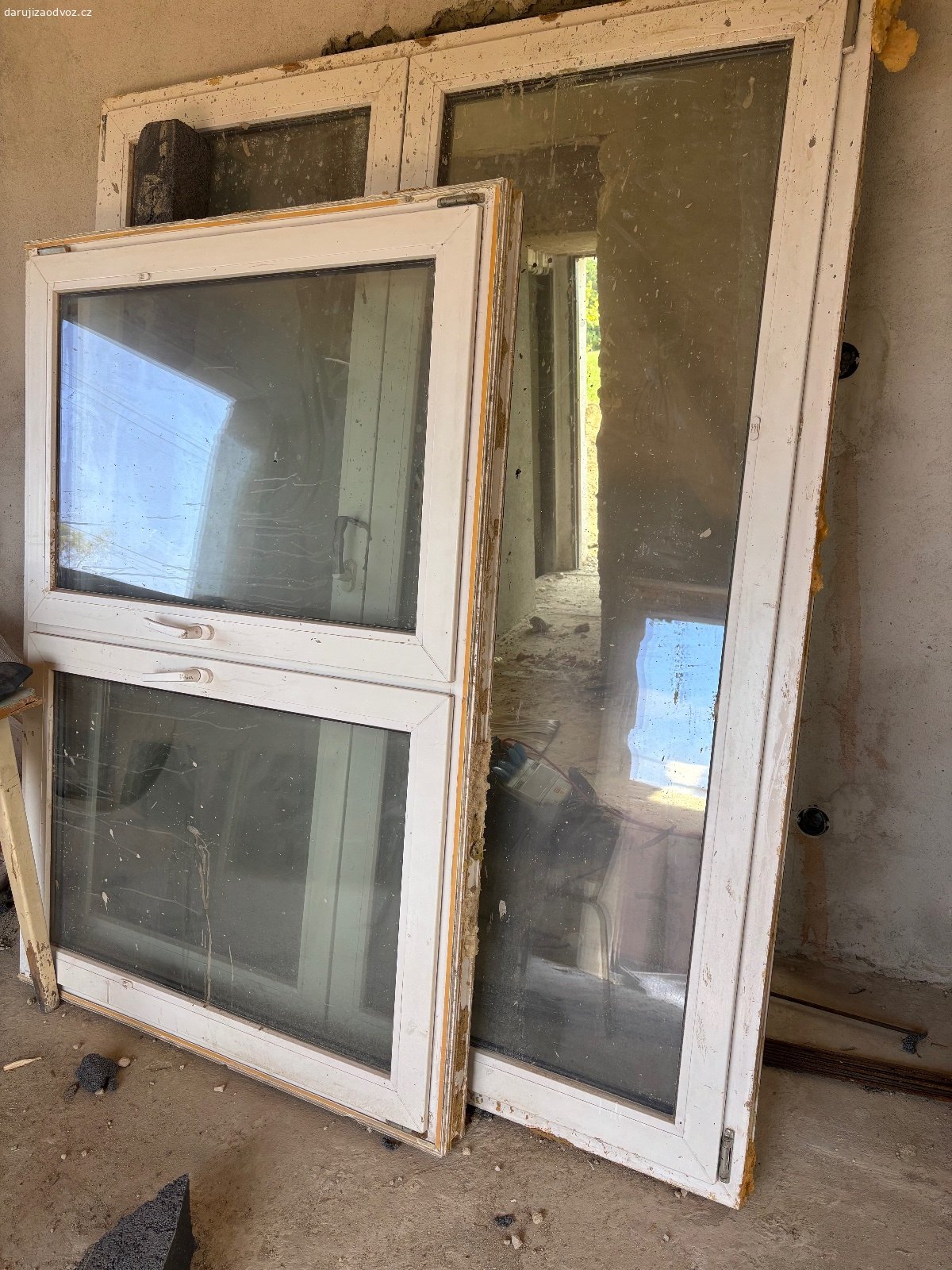 Darujeme kvalitni okna ze stavby. Darujeme za odvoz tři kvalitni plastova okna s trojskly, orientacni rozmery: šířka cca 160 cm u všech, výška 1 m u dvou a u jednoho 2 m. Jedná se o balkonove dvojokno. Je velmi těžké a je potřeba nejlépe 3 lidí pro naložení. Okna jsou k vyzvednutí na stavbě v Komorní Lhotce.