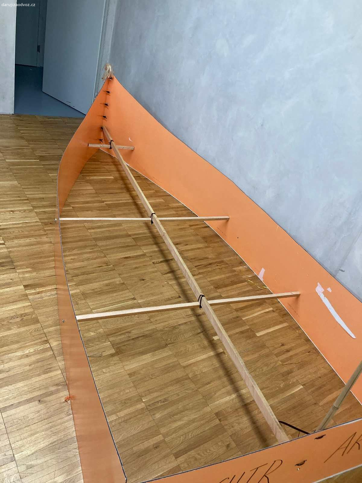 Darujeme rekvizitu / kostým - loď. Darujeme loď - rekvizita anebo kostým pro více lidí (Neomova archa). Lehká a pevná konstrukce. Ideální na vánoční večírek pro skupinu lidí (až 8 osob). Na laminu je folie, která se dá sundat, pod ní je bílý podklad. Rozměry 3m x 1,25 m. Osobní předání, Praha 7.