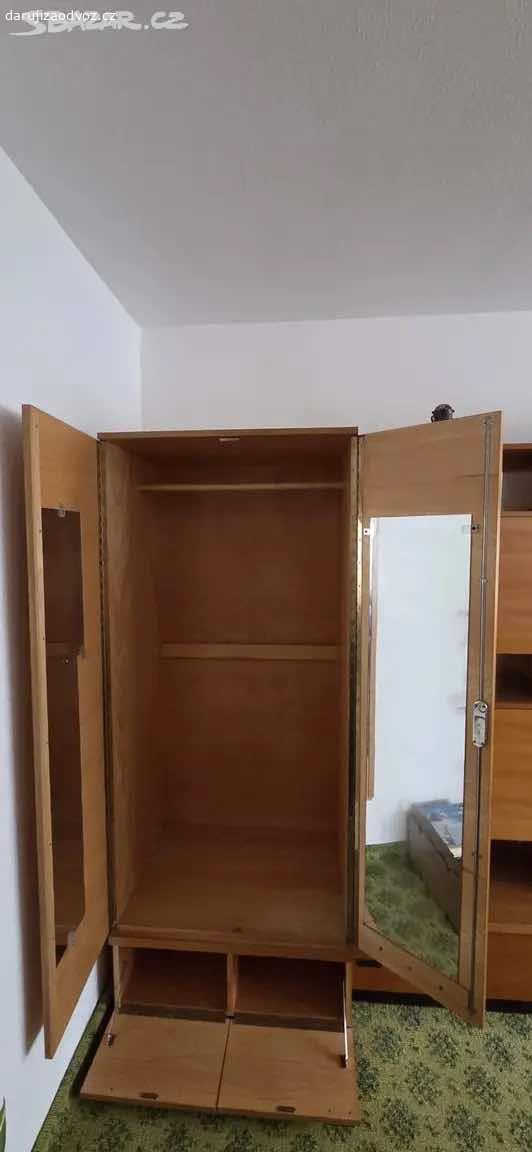 Retro obývací stěna. Nabízíme zachovalou retro lakovanou obývákovou stěnu. Čtyři zrcadla by bylo dobré vyměnit, jinak vše zachovalé, babička měla na dně zásuvek voskový papír, aby se skříňky neponičily. Nábytek je možné vidět po domluvě vždy o víkendu v Bechyni.

Velikost skříní 
šatní skříň (úplně vlevo)
výška: 199,5 cm
šířka: 80 cm 
hloubka: 60,5 cm 

prádelníková skříň (druhá zleva)
výška: 199,5 cm 
šířka: 80 cm 
hloubka: 35 cm (se spodním díkem 46 cm) 

skříň s rozkládacím stolem (uprostřed)
výška: 199,5 cm 
šířka: 80 cm 
hloubka: 35 cm
+
rozkládací stůl: 
výška: 76 cm
šířka: 80 cm 
hloubka: 99 cm 

skříň na nádobí s vitrínou (druhá zprava)
výška: 199,5 cm 
šířka: 80 cm 
hloubka: 35 cm  

vitrínová skříň (první zprava)
výška: 199,5 cm 
šířka: 80 cm 
hloubka: 32 cm (se spodním dílem 46 cm)