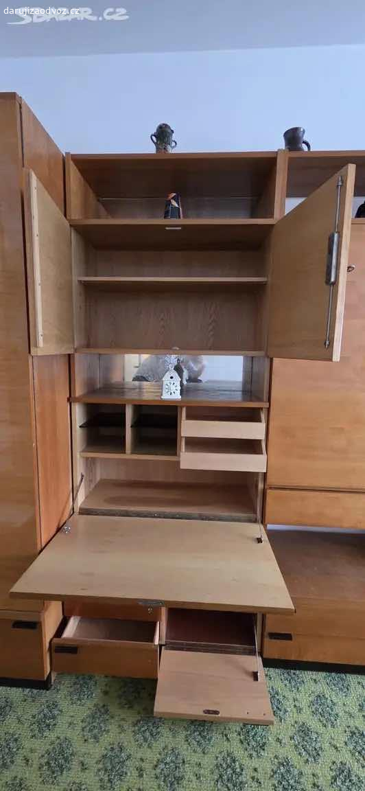 Retro obývací stěna. Nabízíme zachovalou retro lakovanou obývákovou stěnu. Čtyři zrcadla by bylo dobré vyměnit, jinak vše zachovalé, babička měla na dně zásuvek voskový papír, aby se skříňky neponičily. Nábytek je možné vidět po domluvě vždy o víkendu v Bechyni.

Velikost skříní 
šatní skříň (úplně vlevo)
výška: 199,5 cm
šířka: 80 cm 
hloubka: 60,5 cm 

prádelníková skříň (druhá zleva)
výška: 199,5 cm 
šířka: 80 cm 
hloubka: 35 cm (se spodním díkem 46 cm) 

skříň s rozkládacím stolem (uprostřed)
výška: 199,5 cm 
šířka: 80 cm 
hloubka: 35 cm
+
rozkládací stůl: 
výška: 76 cm
šířka: 80 cm 
hloubka: 99 cm 

skříň na nádobí s vitrínou (druhá zprava)
výška: 199,5 cm 
šířka: 80 cm 
hloubka: 35 cm  

vitrínová skříň (první zprava)
výška: 199,5 cm 
šířka: 80 cm 
hloubka: 32 cm (se spodním dílem 46 cm)