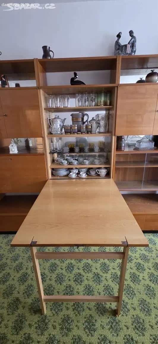 Retro obývací stěna. Nabízíme zachovalou retro lakovanou obývákovou stěnu. Čtyři zrcadla by bylo dobré vyměnit, jinak vše zachovalé, babička měla na dně zásuvek voskový papír, aby se skříňky neponičily. Nábytek je možné vidět po domluvě vždy o víkendu v Bechyni.

Velikost skříní 
šatní skříň (úplně vlevo)
výška: 199,5 cm
šířka: 80 cm 
hloubka: 60,5 cm 

prádelníková skříň (druhá zleva)
výška: 199,5 cm 
šířka: 80 cm 
hloubka: 35 cm (se spodním díkem 46 cm) 

skříň s rozkládacím stolem (uprostřed)
výška: 199,5 cm 
šířka: 80 cm 
hloubka: 35 cm
+
rozkládací stůl: 
výška: 76 cm
šířka: 80 cm 
hloubka: 99 cm 

skříň na nádobí s vitrínou (druhá zprava)
výška: 199,5 cm 
šířka: 80 cm 
hloubka: 35 cm  

vitrínová skříň (první zprava)
výška: 199,5 cm 
šířka: 80 cm 
hloubka: 32 cm (se spodním dílem 46 cm)