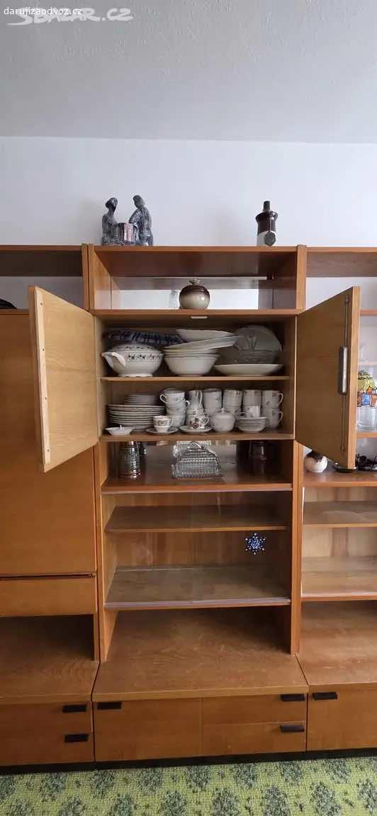 Retro obývací stěna. Nabízíme zachovalou retro lakovanou obývákovou stěnu. Čtyři zrcadla by bylo dobré vyměnit, jinak vše zachovalé, babička měla na dně zásuvek voskový papír, aby se skříňky neponičily. Nábytek je možné vidět po domluvě vždy o víkendu v Bechyni.

Velikost skříní 
šatní skříň (úplně vlevo)
výška: 199,5 cm
šířka: 80 cm 
hloubka: 60,5 cm 

prádelníková skříň (druhá zleva)
výška: 199,5 cm 
šířka: 80 cm 
hloubka: 35 cm (se spodním díkem 46 cm) 

skříň s rozkládacím stolem (uprostřed)
výška: 199,5 cm 
šířka: 80 cm 
hloubka: 35 cm
+
rozkládací stůl: 
výška: 76 cm
šířka: 80 cm 
hloubka: 99 cm 

skříň na nádobí s vitrínou (druhá zprava)
výška: 199,5 cm 
šířka: 80 cm 
hloubka: 35 cm  

vitrínová skříň (první zprava)
výška: 199,5 cm 
šířka: 80 cm 
hloubka: 32 cm (se spodním dílem 46 cm)