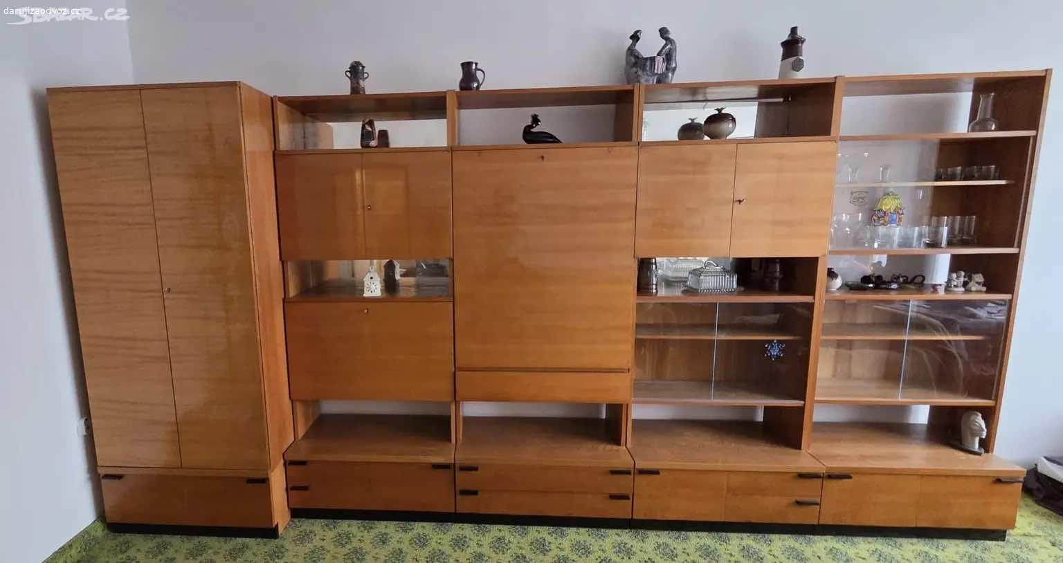 Retro obývací stěna. Nabízíme zachovalou retro lakovanou obývákovou stěnu. Čtyři zrcadla by bylo dobré vyměnit, jinak vše zachovalé, babička měla na dně zásuvek voskový papír, aby se skříňky neponičily. Nábytek je možné vidět po domluvě vždy o víkendu v Bechyni.

Velikost skříní 
šatní skříň (úplně vlevo)
výška: 199,5 cm
šířka: 80 cm 
hloubka: 60,5 cm 

prádelníková skříň (druhá zleva)
výška: 199,5 cm 
šířka: 80 cm 
hloubka: 35 cm (se spodním díkem 46 cm) 

skříň s rozkládacím stolem (uprostřed)
výška: 199,5 cm 
šířka: 80 cm 
hloubka: 35 cm
+
rozkládací stůl: 
výška: 76 cm
šířka: 80 cm 
hloubka: 99 cm 

skříň na nádobí s vitrínou (druhá zprava)
výška: 199,5 cm 
šířka: 80 cm 
hloubka: 35 cm  

vitrínová skříň (první zprava)
výška: 199,5 cm 
šířka: 80 cm 
hloubka: 32 cm (se spodním dílem 46 cm)