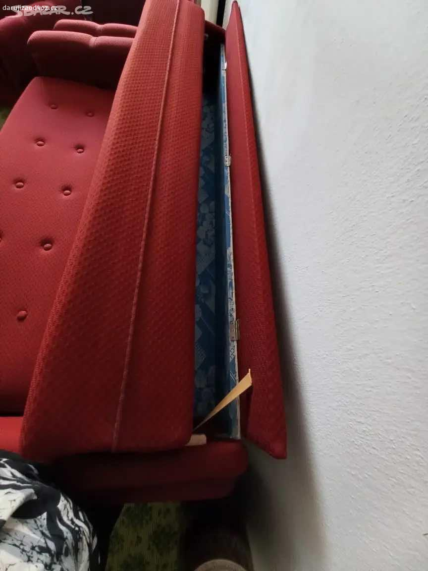 Sedací souprava Kleopatra. Retro sedací souprava Kleopatra z roku 1974, výrobce Jitona Soběslav, ve velmi dobrém stavu. Rozměry uvedeny na fotografiích. K prohlédnutí vždy o víkendu v Bechyni. V případě zájmu napište a domluvíme se na termínu vyzvednutí.