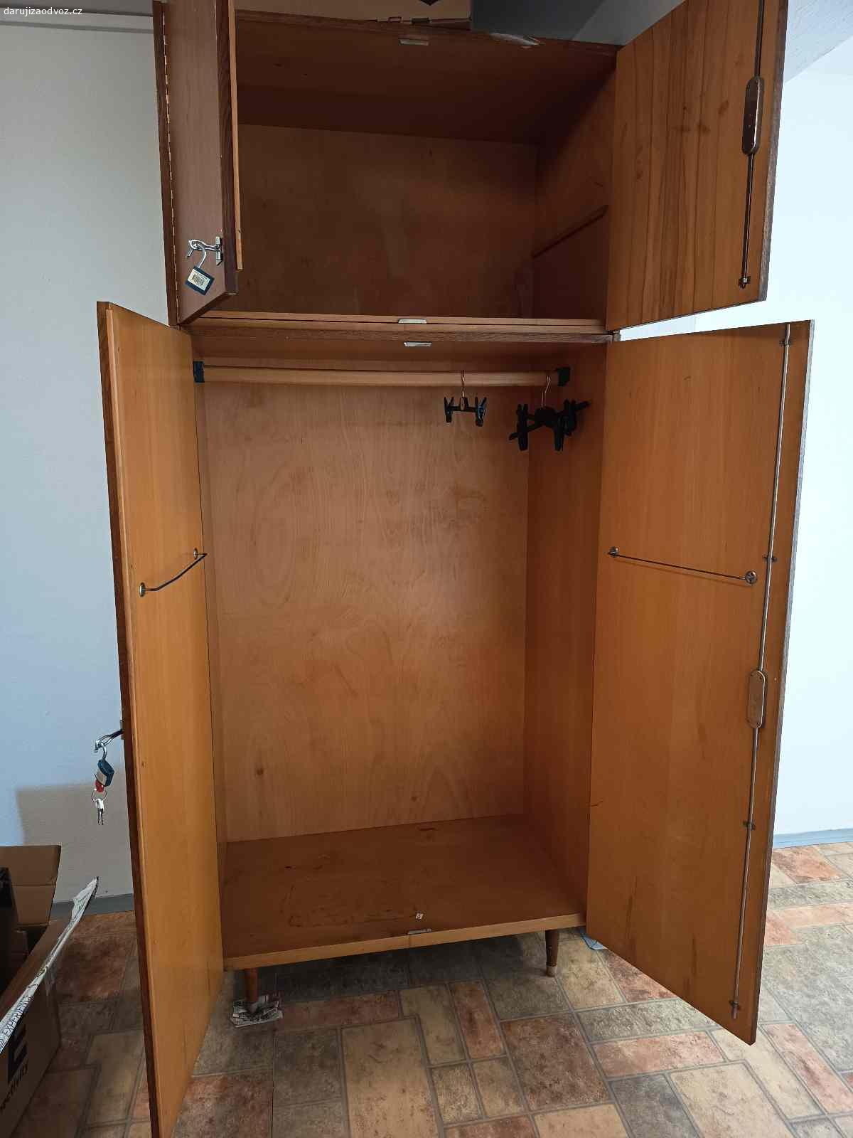 Darujeme skřín´s nástavcem.. Dřevěná skřín´,vrchní díl 60cm, spodní díl s nohami 168cm, celková výška 228cm, 
hloubka 58cm. Oboje uzamykatelné.
Vlastní odvoz nutný, 13patro s výtahy.