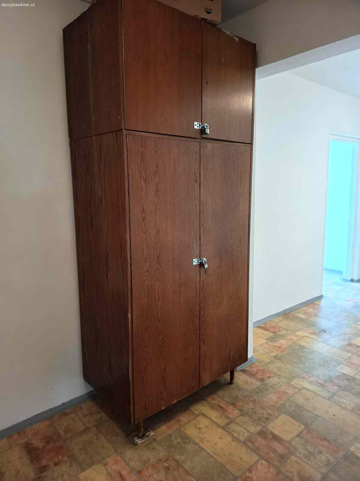 Darujeme skřín´s nástavcem.. Dřevěná skřín´,vrchní díl 60cm, spodní díl s nohami 168cm, celková výška 228cm, 
hloubka 58cm. Oboje uzamykatelné.
Vlastní odvoz nutný, 13patro s výtahy.