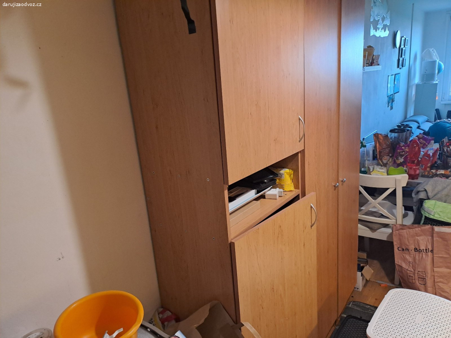 DARUJI 2 SKRINE V DOBREM STAVU.