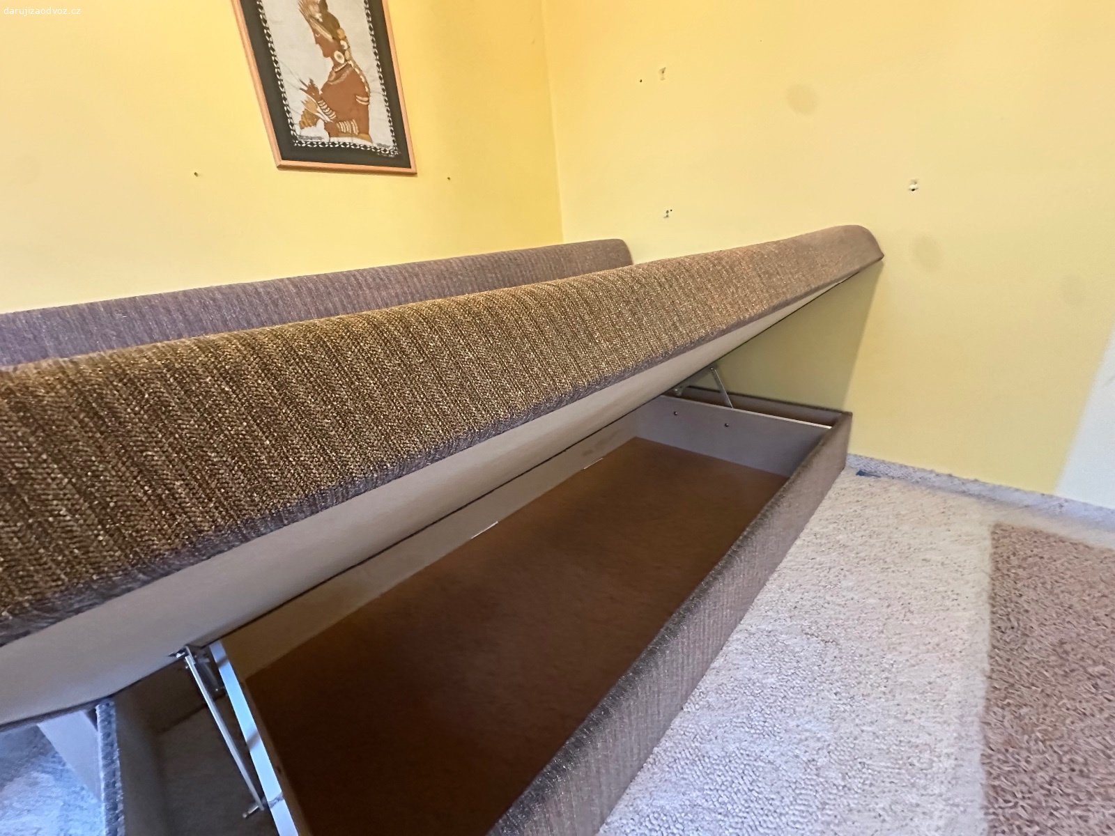 Daruji 2x postel. 2x postel s úložným prostorem. Na fotce je jedna z postelí opřená o zeď.

V případě zájmu napište kdy se vám to hodí si nábytek převzít a mobil na vás.