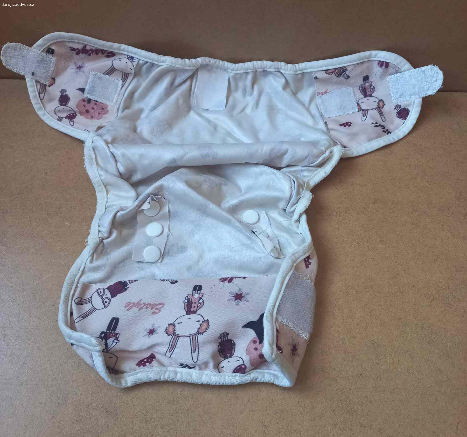 Daruji 3 kusy rostoucích svrchních plen (3-9 kg). Daruji 3 kusy rostoucích svrchních plen značky Batolini pro miminka o váze 3 až 9 kg.