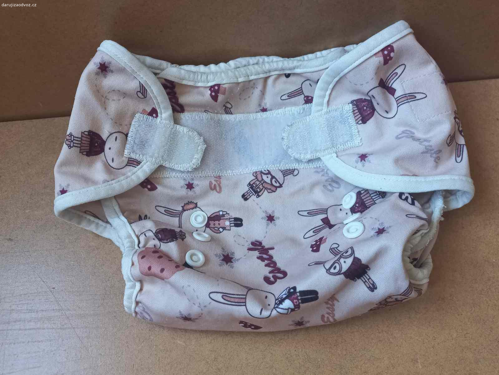 Daruji 3 kusy rostoucích svrchních plen (3-9 kg). Daruji 3 kusy rostoucích svrchních plen značky Batolini pro miminka o váze 3 až 9 kg.