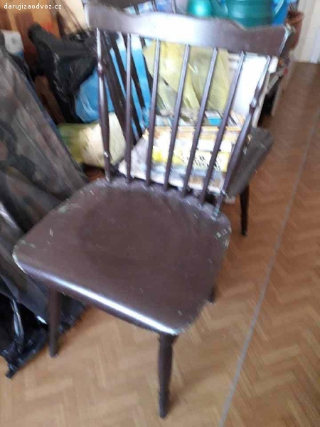Daruji 3 židle dřevěné. Daruji za odvoz 3 židle, dřevěné, nepoškozené, jen nutno znovu nabarvit (oprýskaná barva)
jen osobní odběr v Praze 5