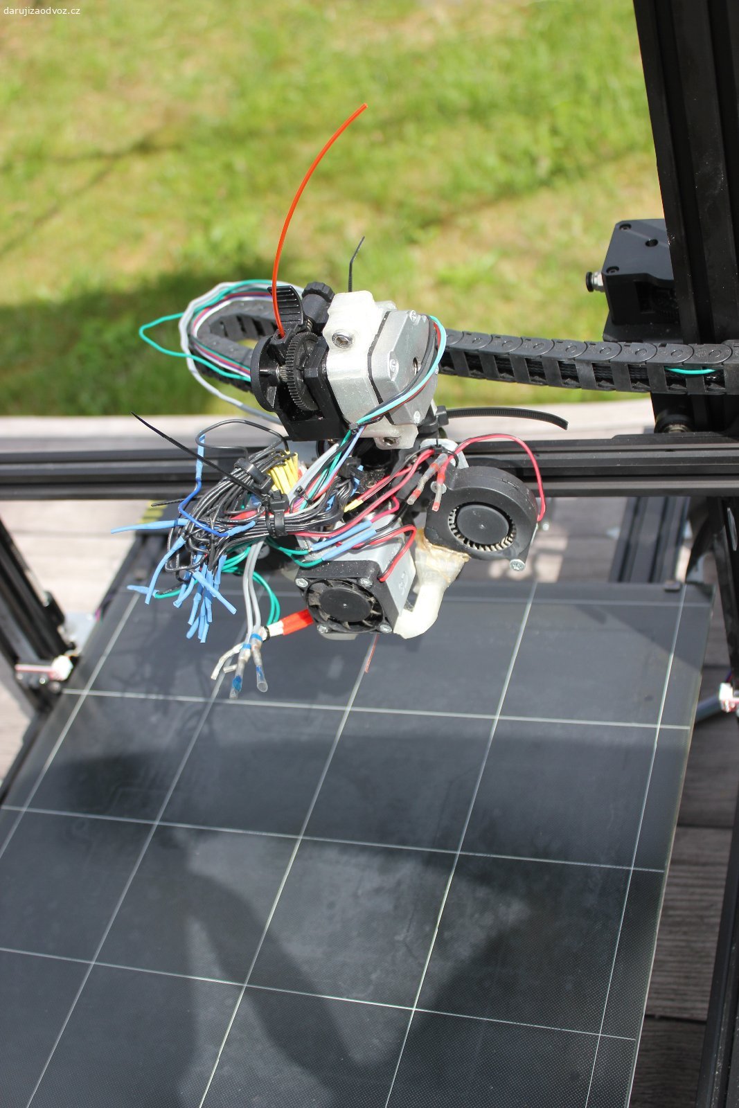 Daruji 3D tiskárnu. Daruji již přes 2 roky nepoužívanou tiskárnu Anycubic Chiron. Už nemám čas se jí věnovat a proto dávám jak je, včetně nějakého příslušenství okolo jako jsou náhradní trysky, původní díly a montážní prvky. Tiskárnu jsem provozoval v uzavřené komoře, proto je zdroj mimo na kabelech. Měl jsem potíže s tiskovou hlavou - konkrétně konektorem, tak jsem se v minulosti snažil to upravi, včetně úpravy na direct drive místo bowden, abych zlepšil vlastnosti tisku. Nezaručuju že to hned bude fungovat. Jak píšu výše, tak jsem to doslova přes 2 roky nezapnul. Provozoval jsem to přes Octoprint, je na tom původní Anycubic FW. Nic za to nechci. Zkouším nejdřív takto aby se to dostalo k někomu kdo si s tím bude chtít hrát. Pokud to neudám tak vyhazuju