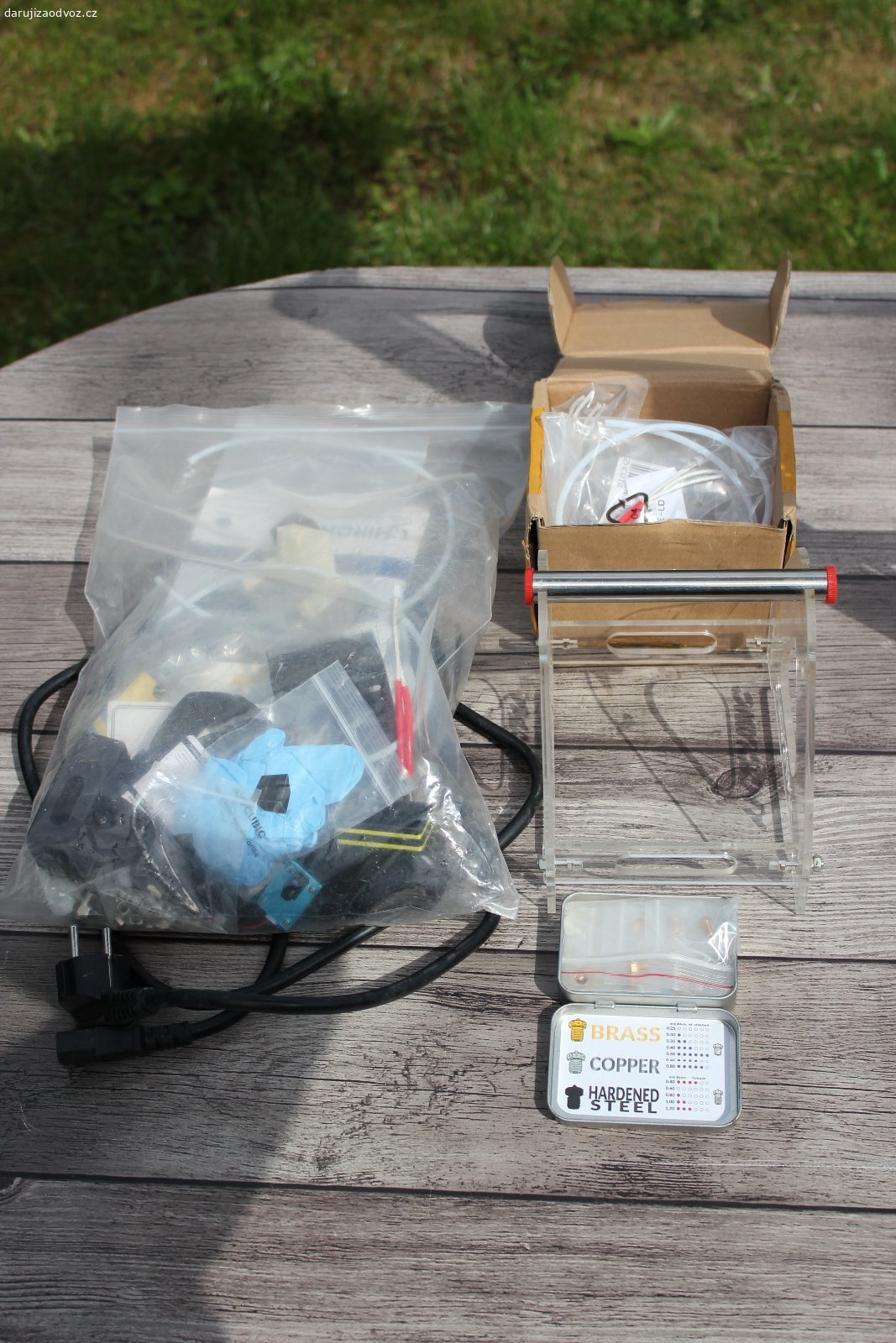 Daruji 3D tiskárnu. Daruji již přes 2 roky nepoužívanou tiskárnu Anycubic Chiron. Už nemám čas se jí věnovat a proto dávám jak je, včetně nějakého příslušenství okolo jako jsou náhradní trysky, původní díly a montážní prvky. Tiskárnu jsem provozoval v uzavřené komoře, proto je zdroj mimo na kabelech. Měl jsem potíže s tiskovou hlavou - konkrétně konektorem, tak jsem se v minulosti snažil to upravi, včetně úpravy na direct drive místo bowden, abych zlepšil vlastnosti tisku. Nezaručuju že to hned bude fungovat. Jak píšu výše, tak jsem to doslova přes 2 roky nezapnul. Provozoval jsem to přes Octoprint, je na tom původní Anycubic FW. Nic za to nechci. Zkouším nejdřív takto aby se to dostalo k někomu kdo si s tím bude chtít hrát. Pokud to neudám tak vyhazuju