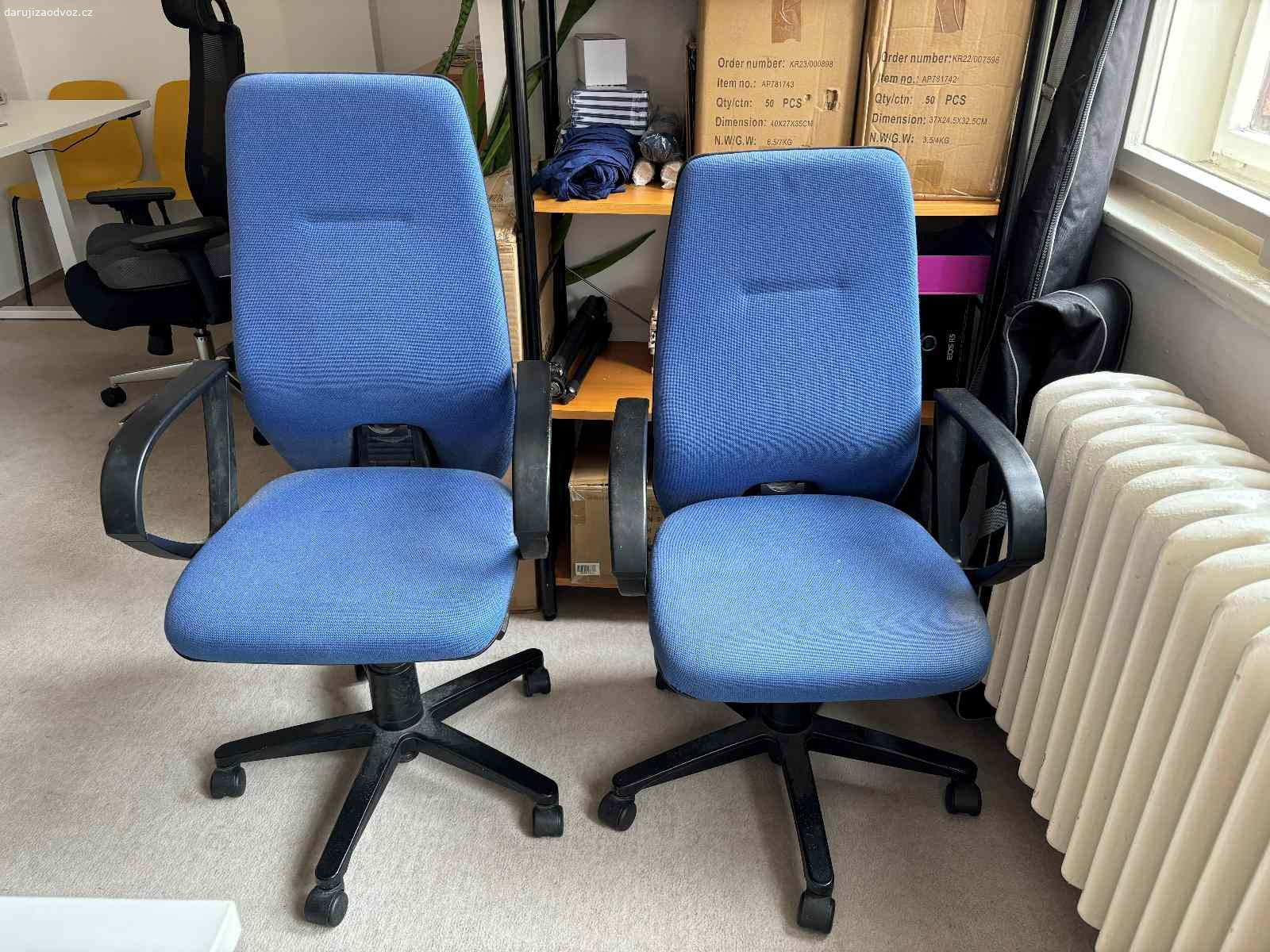 Daruji 4 kancelářské židle. Daruji 4 modré kancelářské židle za odvoz.