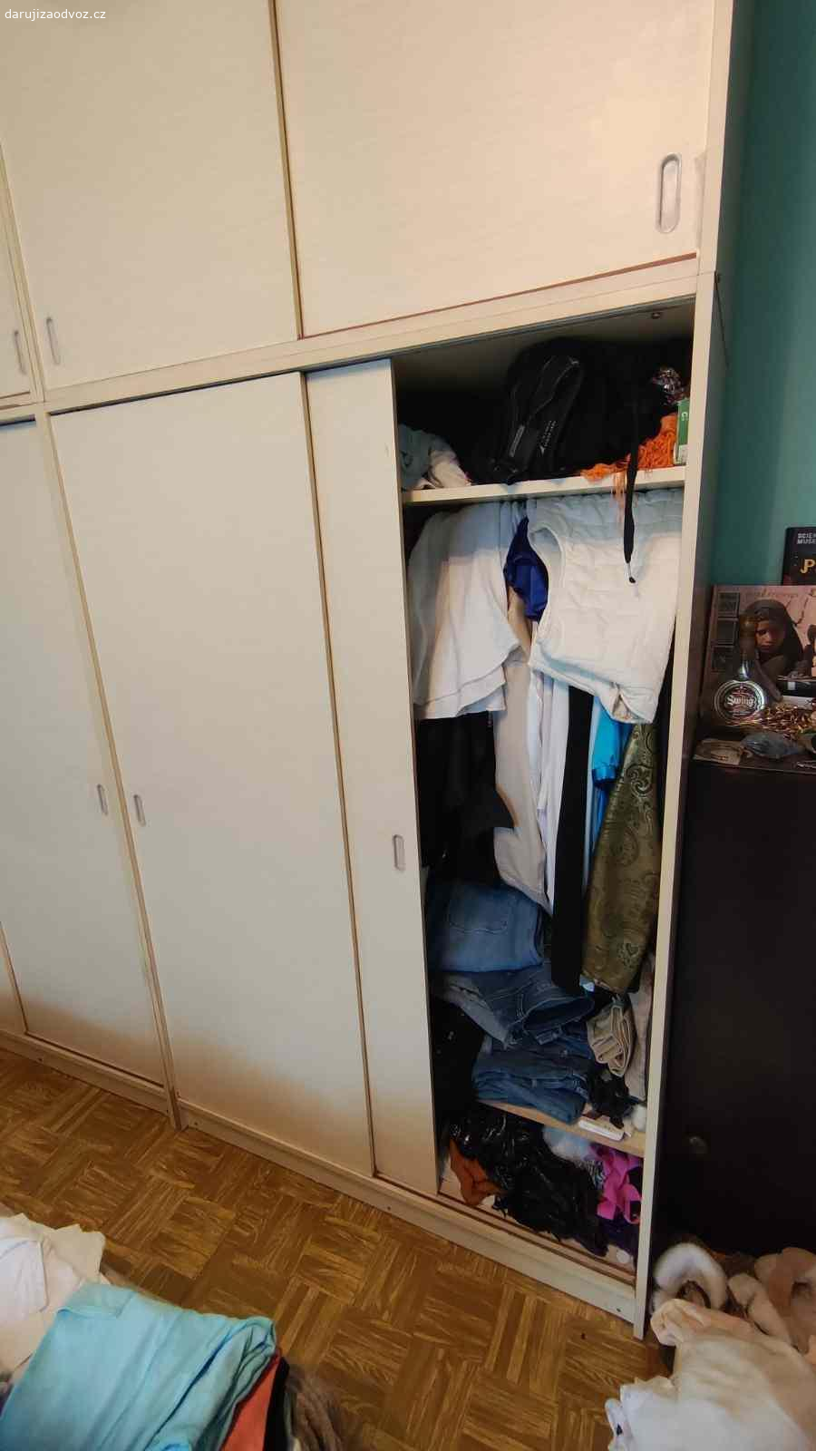 Daruji 4 šatní skříně. Daruji celkem 4 skříně za odvoz. Skříně používané, staré, ale stále použitelné a funkční. Otevírání trošku drhne, mělo by stačit promazat.

Skříň 1 + 2 - šatní skříně, jedna strana polička, druhá strana věšák; rozměry 178cm x 117cm (výška / šířka)
Skříň 3 + 4 - poličkové skříně, rozměry 70.5cm x 117cm (výška / šířka)

Všechny skříně jsou oddělitelné, mohou stát a fungovat samy za sebe, nebo je mít vedle sebe a na sobě tak jako na fotce.

Preferuji darování všech skříni najednou, ale pokud se nikdo nenajde, daruji i po jednotlivých skříních. Nutný vlastní odvoz a vynesení. Spěchá. Pokud se nikdo nenajde, budu likvidovat.

Nachází se v Rychvaldě. 
Tel kontakt 731 775 778.