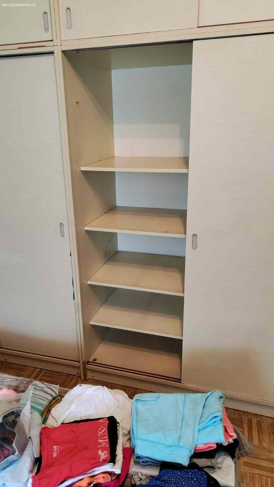 Daruji 4 šatní skříně. Daruji celkem 4 skříně za odvoz. Skříně používané, staré, ale stále použitelné a funkční. Otevírání trošku drhne, mělo by stačit promazat.

Skříň 1 + 2 - šatní skříně, jedna strana polička, druhá strana věšák; rozměry 178cm x 117cm (výška / šířka)
Skříň 3 + 4 - poličkové skříně, rozměry 70.5cm x 117cm (výška / šířka)

Všechny skříně jsou oddělitelné, mohou stát a fungovat samy za sebe, nebo je mít vedle sebe a na sobě tak jako na fotce.

Preferuji darování všech skříni najednou, ale pokud se nikdo nenajde, daruji i po jednotlivých skříních. Nutný vlastní odvoz a vynesení. Spěchá. Pokud se nikdo nenajde, budu likvidovat.

Nachází se v Rychvaldě. 
Tel kontakt 731 775 778.
