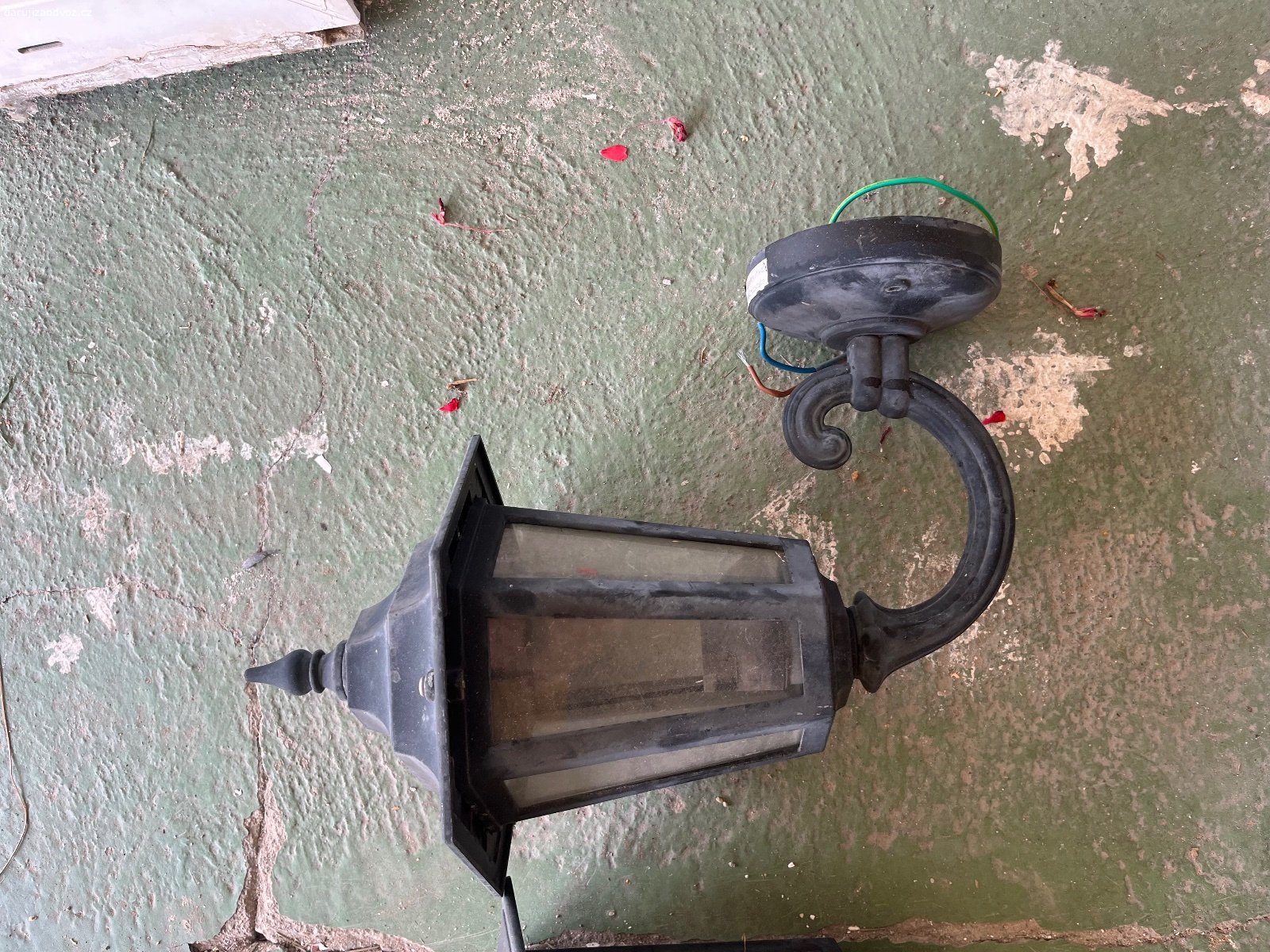Daruji 4 venkovní lampy. 4 lampy viz foto, funkční…objímka e14