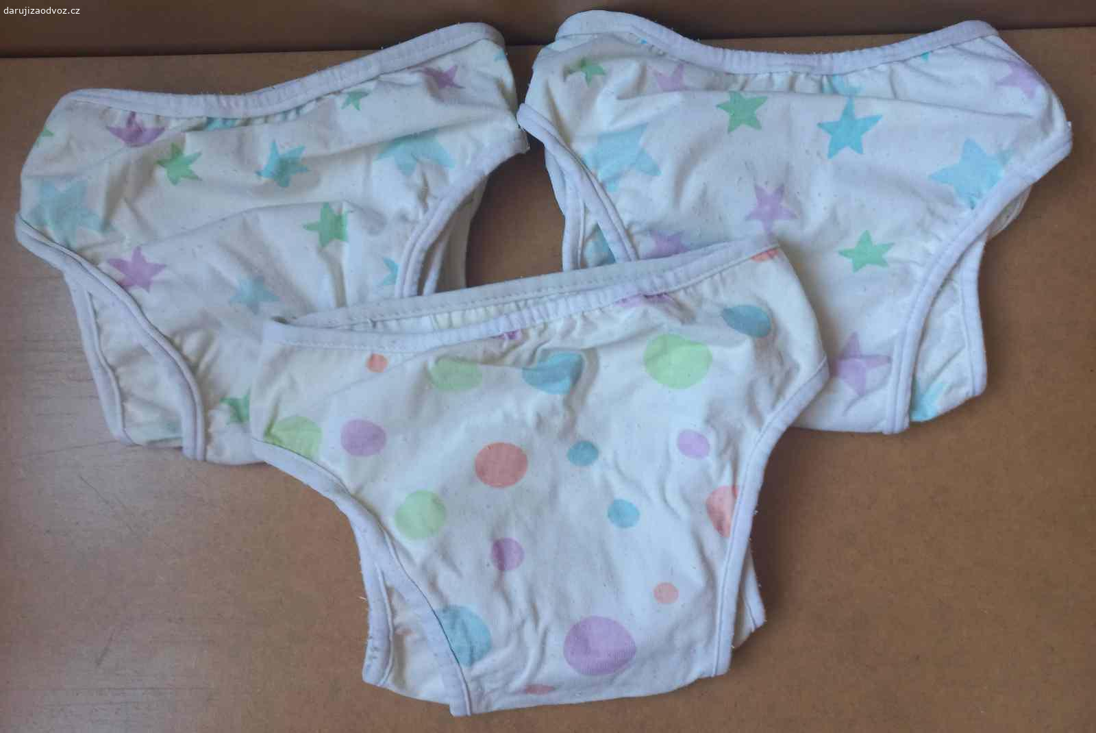 Daruji 5 kusů svrchních plen (5-7 kg). Daruji 5 kusů svrchních plen pro miminka o váze 5 až 7 kg.
Jedná se o 3 kusy svrchních plen značky Bambino mio a 2 kusy svrchních plen značky Gemini basics size S.