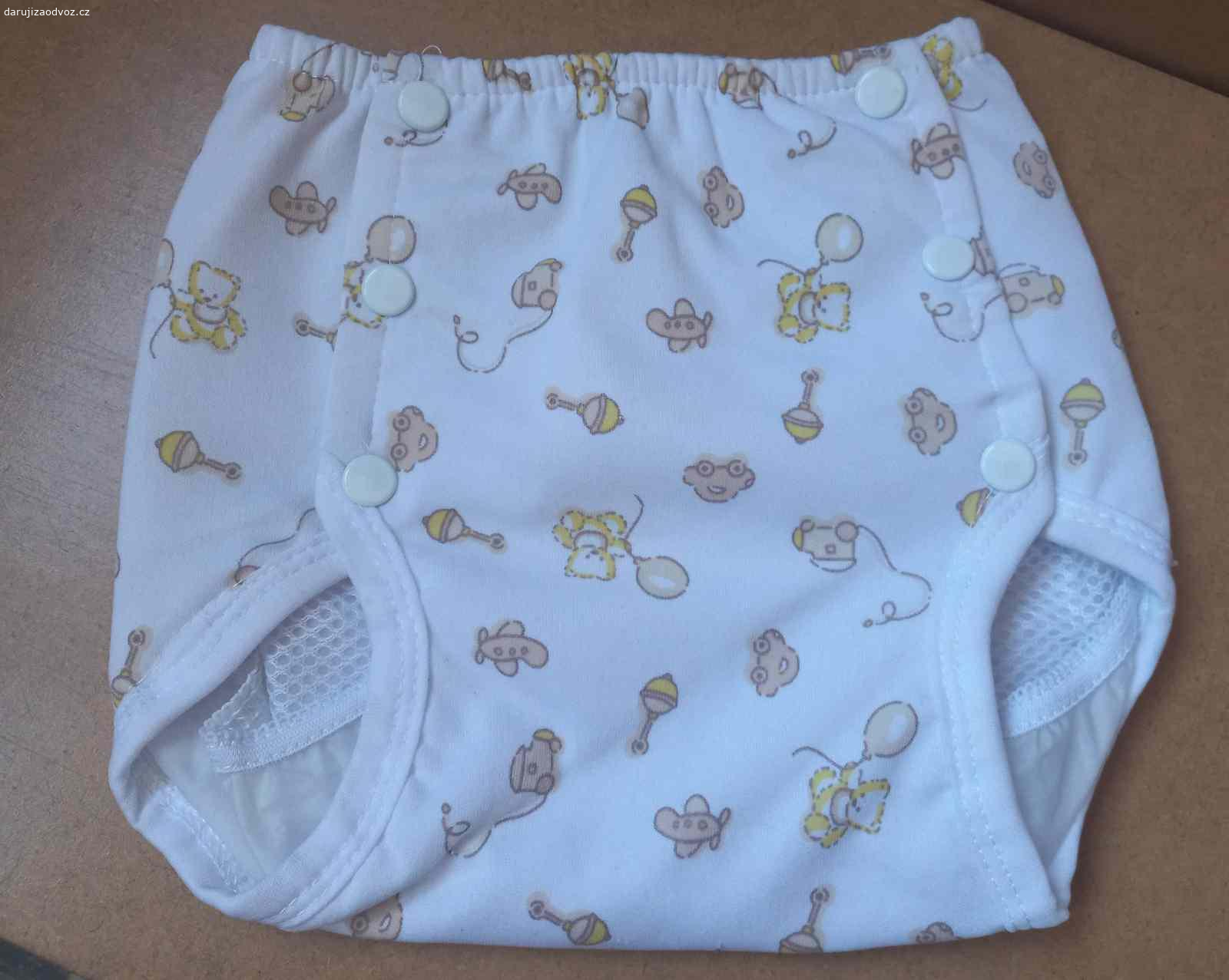 Daruji 5 kusů svrchních plen (5-7 kg). Daruji 5 kusů svrchních plen pro miminka o váze 5 až 7 kg.
Jedná se o 3 kusy svrchních plen značky Bambino mio a 2 kusy svrchních plen značky Gemini basics size S.