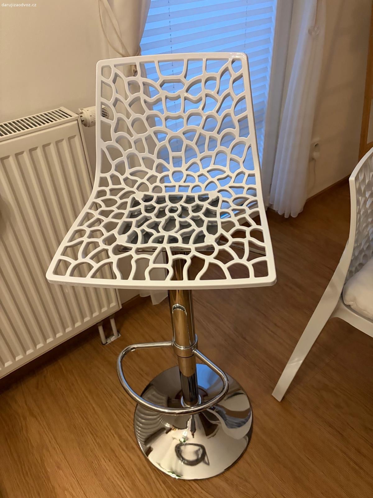 Daruji 6 židlí + 1 barovou. 6 let staré, hezký stav, celkem 7 židlí.