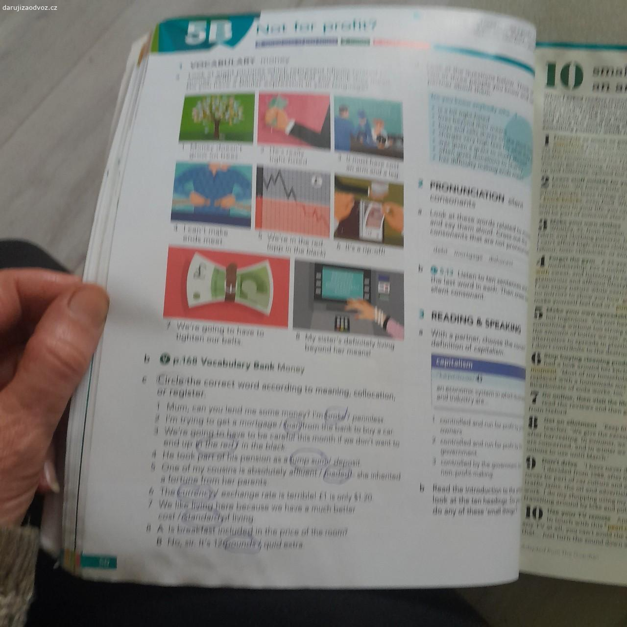 Daruji Aj pracovní sešit. English File, students book. Sem tam vpisky, případně malůvky :o). Není podmínkou, potěší hořká čokoláda.