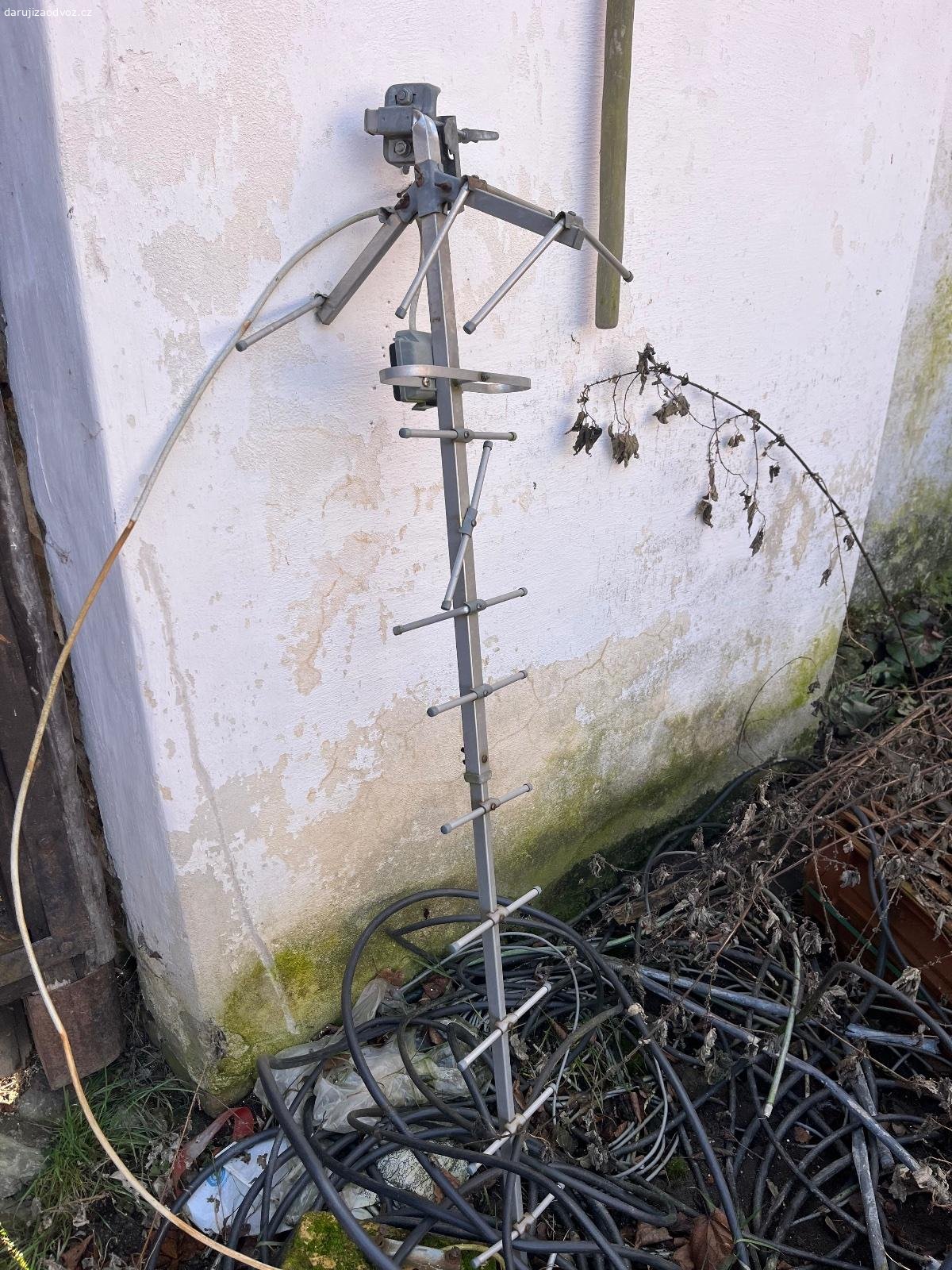 Daruji antenu. Daruji anténu viz foto, funkční byla, žádné technické detaily nevím.
