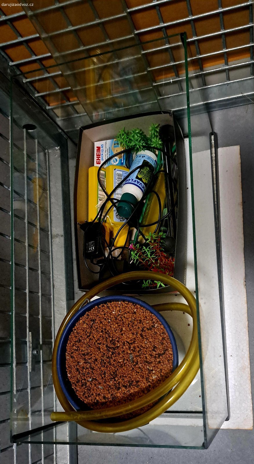 Daruji akvarium 60x30x30 vč. příslušenství. Akvarium cca 54 l / 60 x 30 x 30 cm  (délka x šířka x výška) vč. příslušenství (viz foto)
