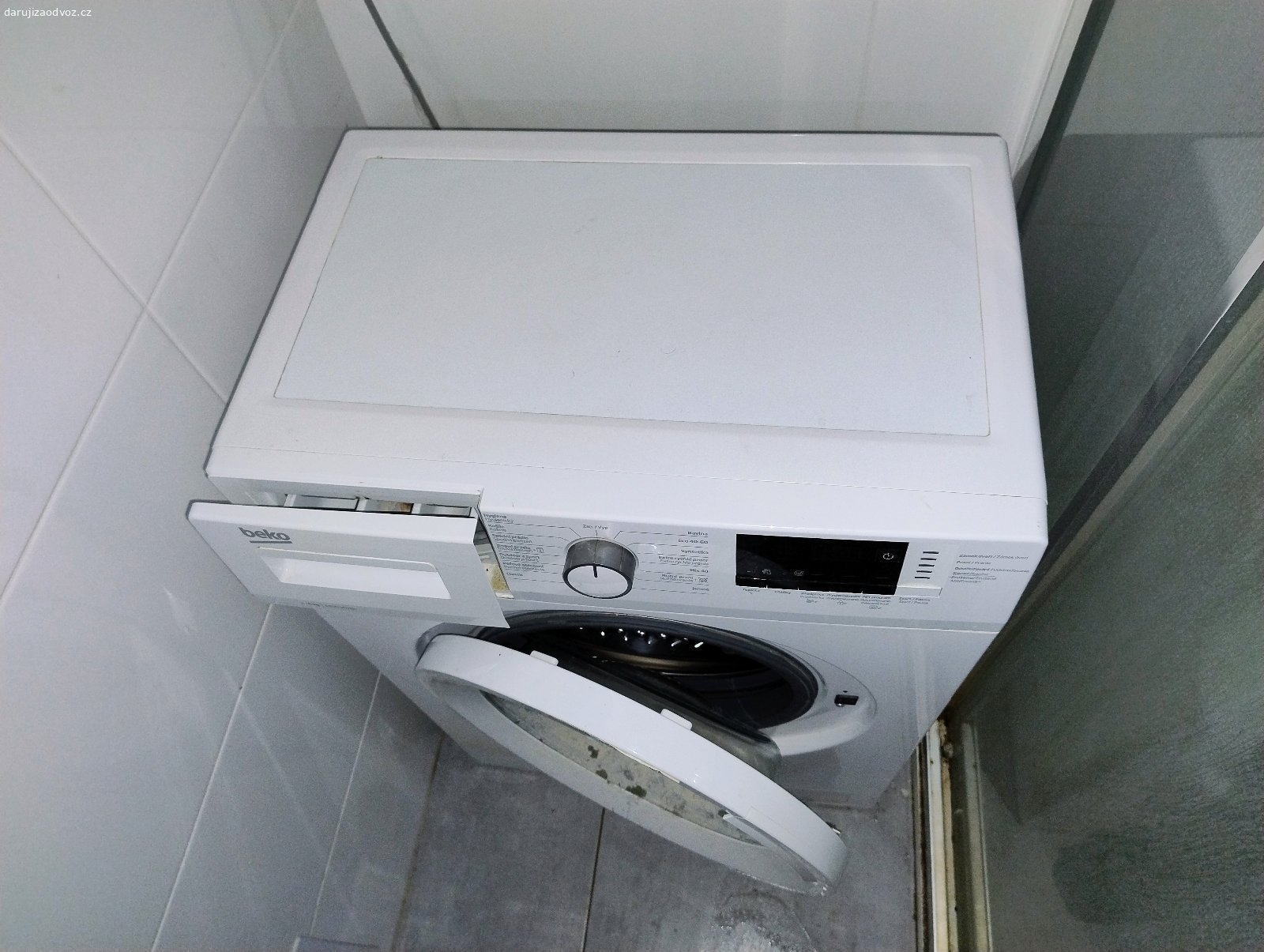 Daruji automatickú pračku Beko WUE 6612 CSX0. Kupovaná před 5 lety, málo používaná, výborný stav. Stěhuji se, takže již nepotřebuji.

DrumClean

Čistá pračka, čisté prádlo
Program DrumClean odstraní z pračky veškeré zbytky prášku, vláken z textilu a aviváže. Výsledkem je čisté prádlo i delší životnost pračky.


Hi-tech topení
Pro dlouhou životnost pračky
HiTech topné těleso je chráněno proti korozi a vodnímu kameni poniklovanou vrstvou. Díky tomu má až 100x vyšší životnost než standardní topná tělesa.


AquaWave® buben
Šetrné praní od silonek po bavlnu
Speciální vzorek nerezového bubnu AquaWave® je navržený tak, aby byl šetrný k textilu, ale přitom umožnil důkladné vyprání i té nejjemnější látky.


Denní Express
Vyperte plnou pračku prádla už za 28 minut!
S programem Denní Express lze vyprat plnou náplň pračky při 30 °C za 28 minut. Skvěle se tak hodí pro pravidelné praní běžně znečištěného prádla, které potřebujete večer přeprat, aby bylo ráno suché.


Fast+™
Zrychlete praní, když spěcháte
Funkce Fast+ umožňuje zkrátit vybrané programy. Je tak možné upravit délku praní až o polovinu standardního času, když je potřeba.


AquaFusion
100% využití pracího prostředku
Systém AquaFusion nevypustí na začátku cyklu část prostředku do odpadu, takže pračka plně využije nadávkované množství. Výsledkem je čisté prádlo a úspora pracích prostředků.


Ruční praní
Jemná péče jako v ruce, ale bez práce
Program na ruční praní napodobuje šetrné ruční praní tak, aby s ním šlo vyprat i kašmír a hedvábí. Hodí se i na krajkované oděvy jako je spodní prádlo nebo slavnostní šaty.

Bílá dvířka.