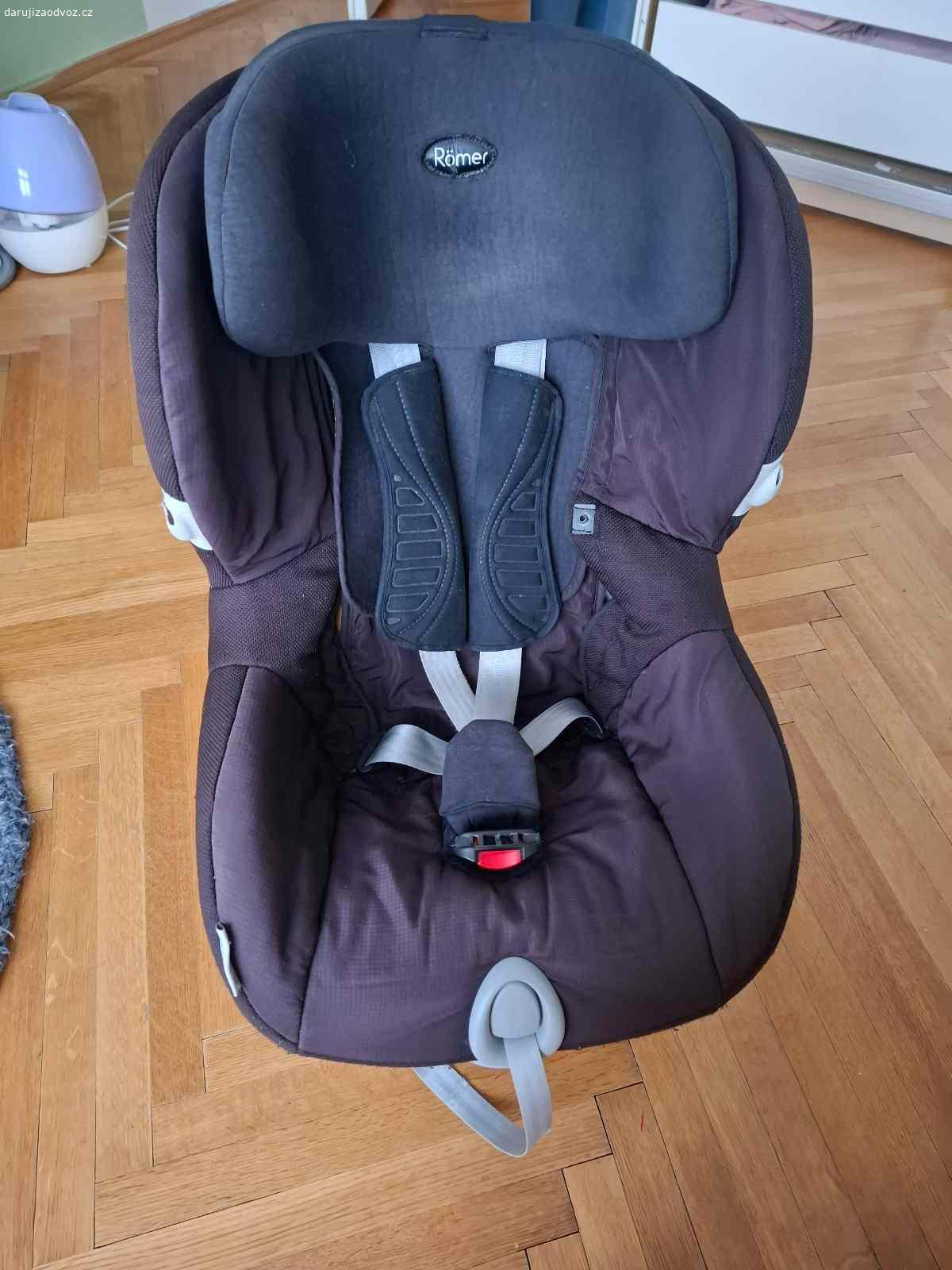 Daruji autosedacku 9-18kg. Daruji autosedacku Britax Römer s isofixem, pro děti od 9 do 18 kg. Kus plastu pod opěrkou na hlavu odlomeny, protože děti po sedačce  splhaly. Jinak v pořádku.