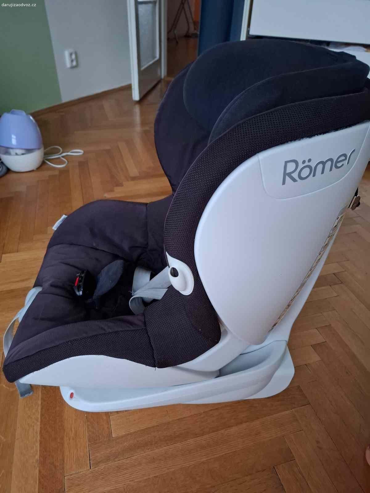 Daruji autosedacku 9-18kg. Daruji autosedacku Britax Römer s isofixem, pro děti od 9 do 18 kg. Kus plastu pod opěrkou na hlavu odlomeny, protože děti po sedačce  splhaly. Jinak v pořádku.