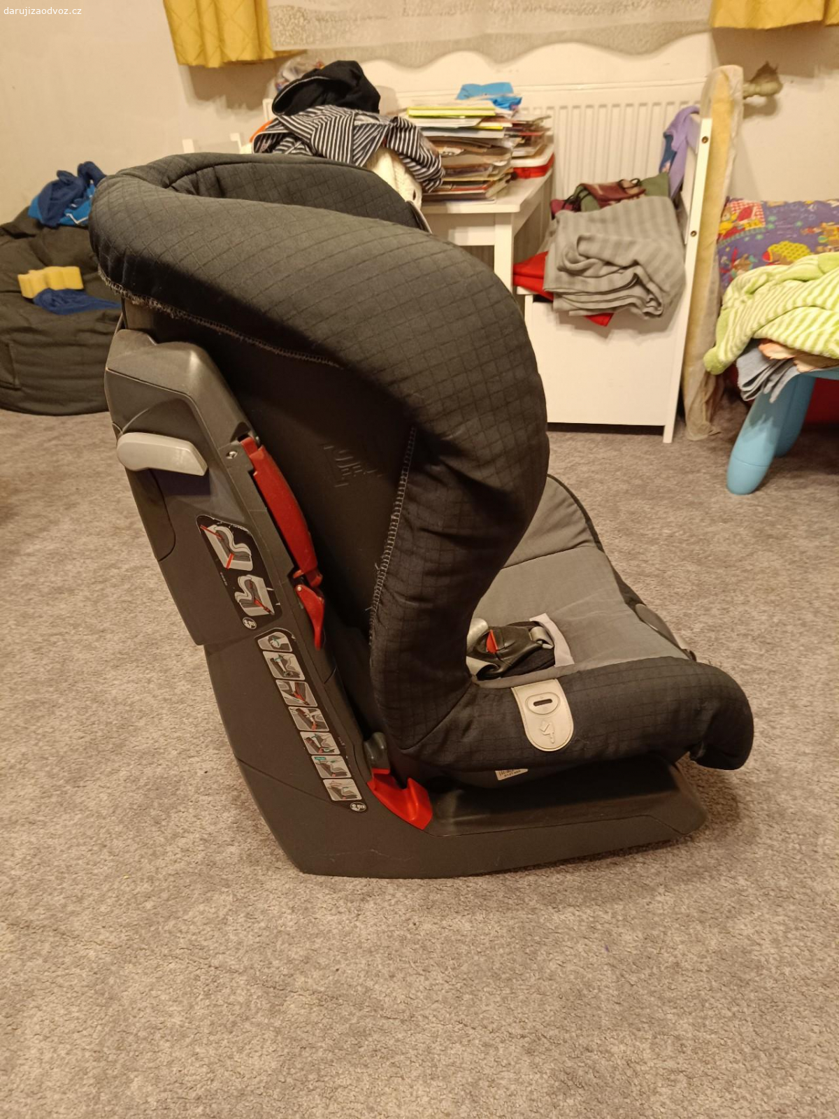 Daruji autosedačku. Daruji autosedačku Britax Römer na dítě 9-18 let.Na jednom místě je třeba slepit polystyrenovou výstelku.