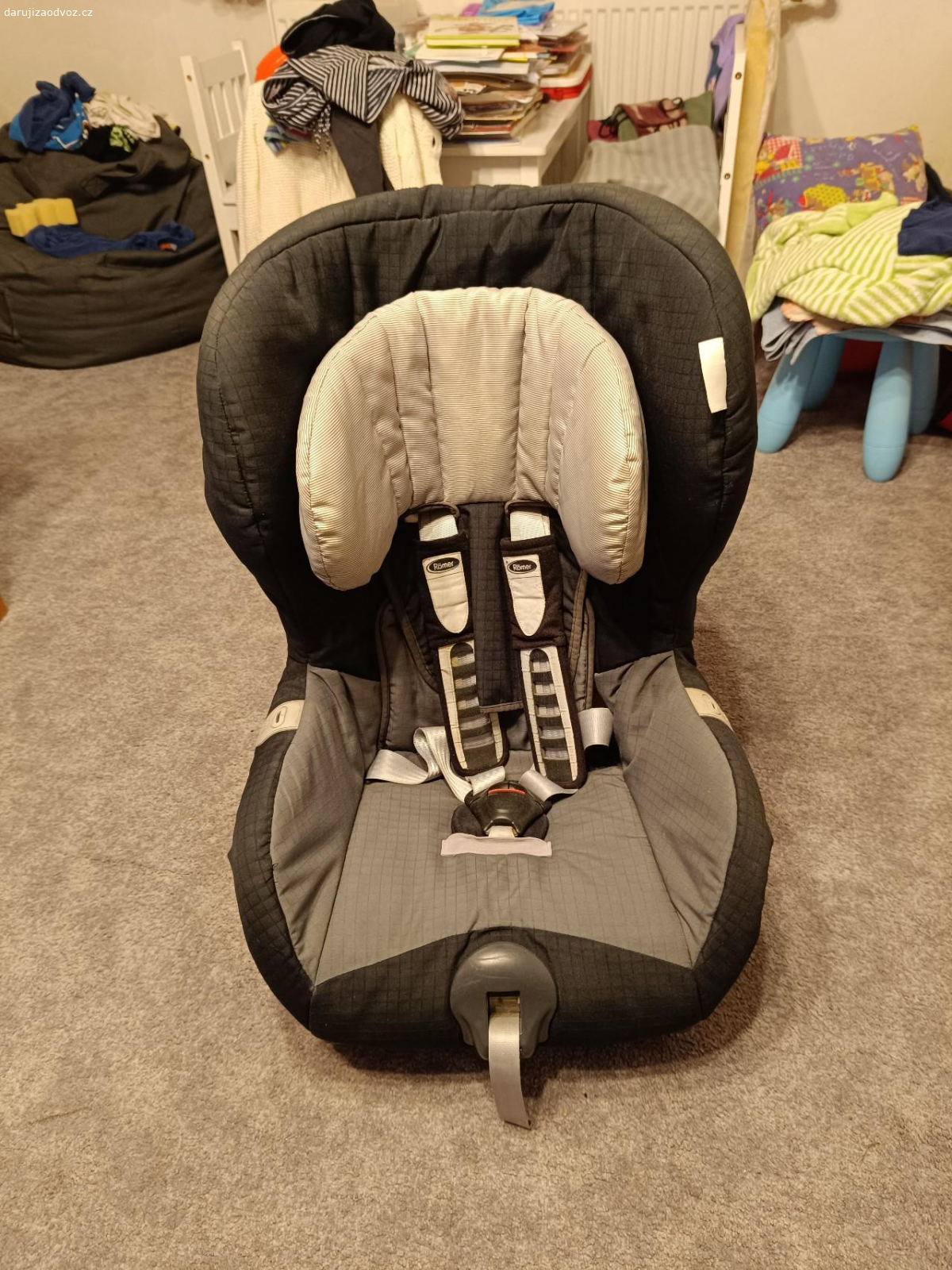 Daruji autosedačku. Daruji autosedačku Britax Römer na dítě 9-18 let.Na jednom místě je třeba slepit polystyrenovou výstelku.